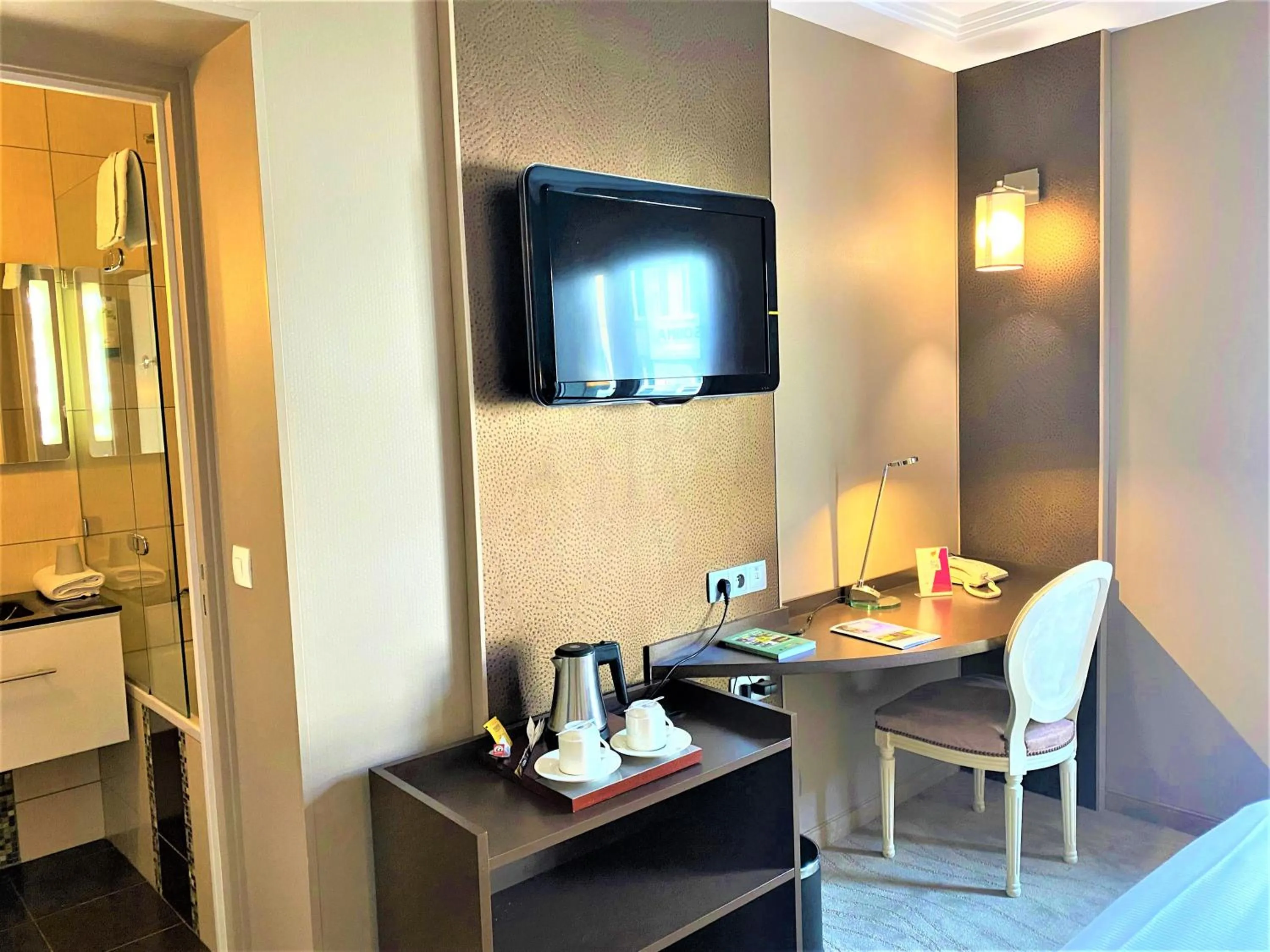 Bed in Logis Hôtel Restaurant Le Fruitier