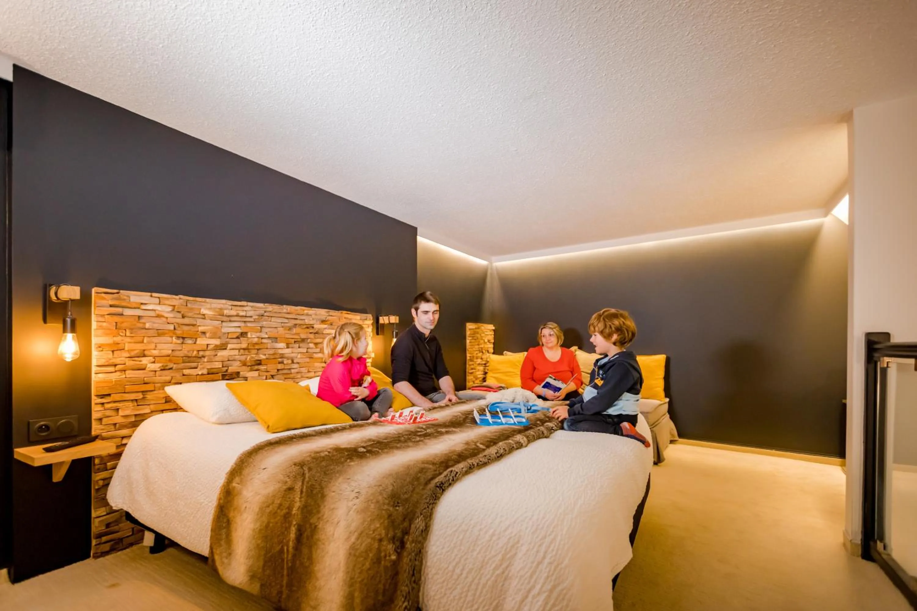 Bed in Logis Hôtel Restaurant Le Fruitier