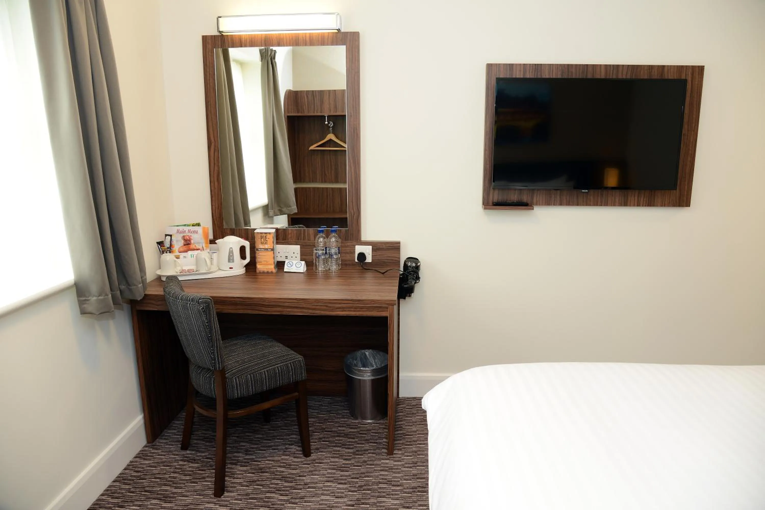 Coffee/tea facilities, Bed in Blue Jay, Derby by Marston's Inns