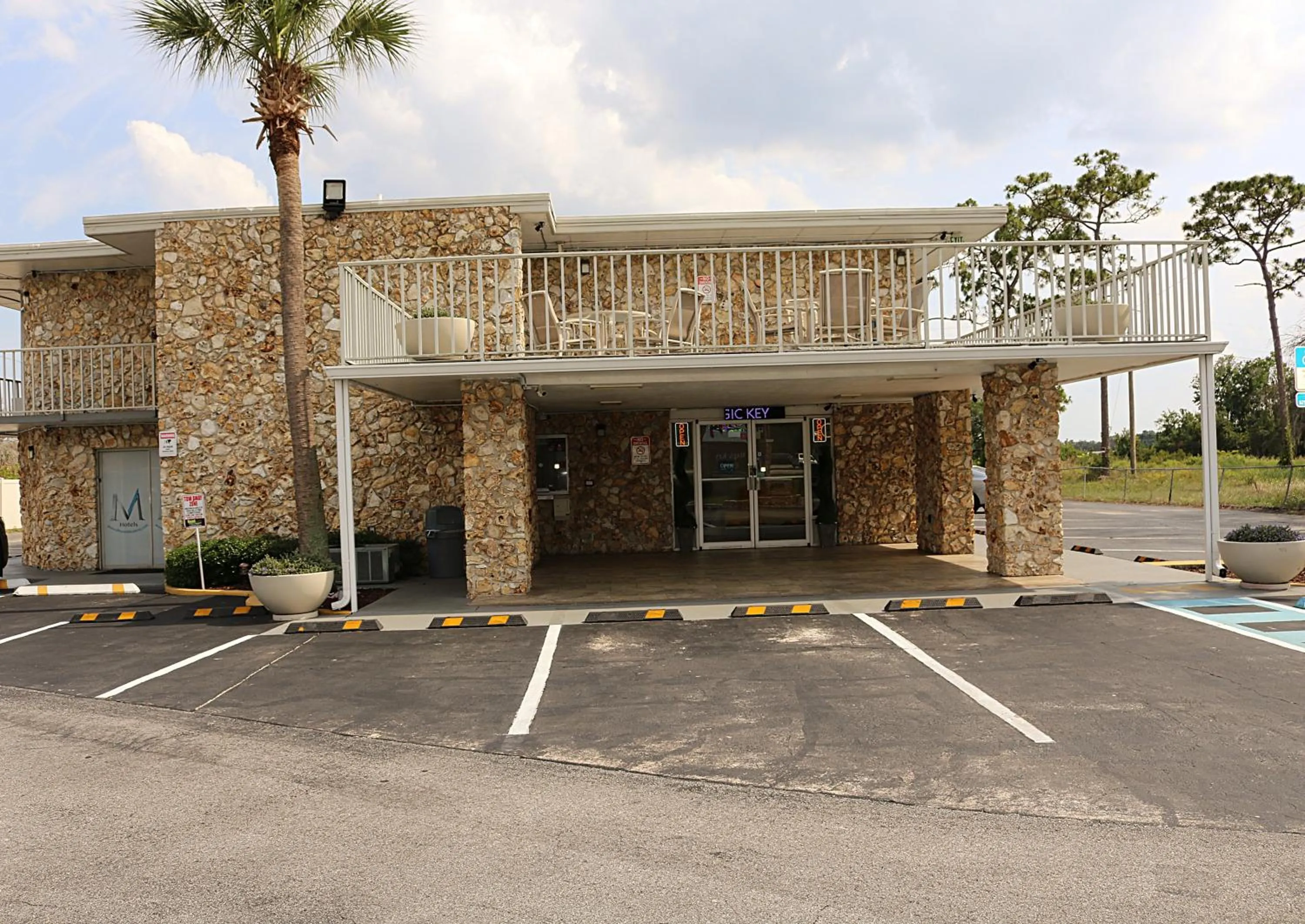 Facade/entrance in Magic Key - Near Disney