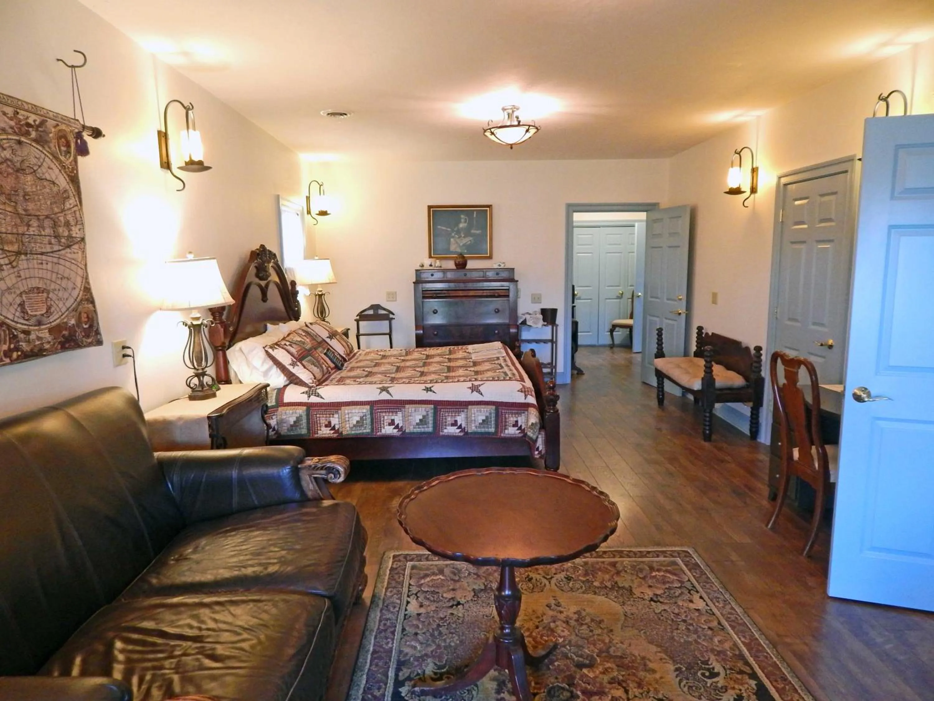 Photo of the whole room in Gettysburg Battlefield Bed & Breakfast Inn