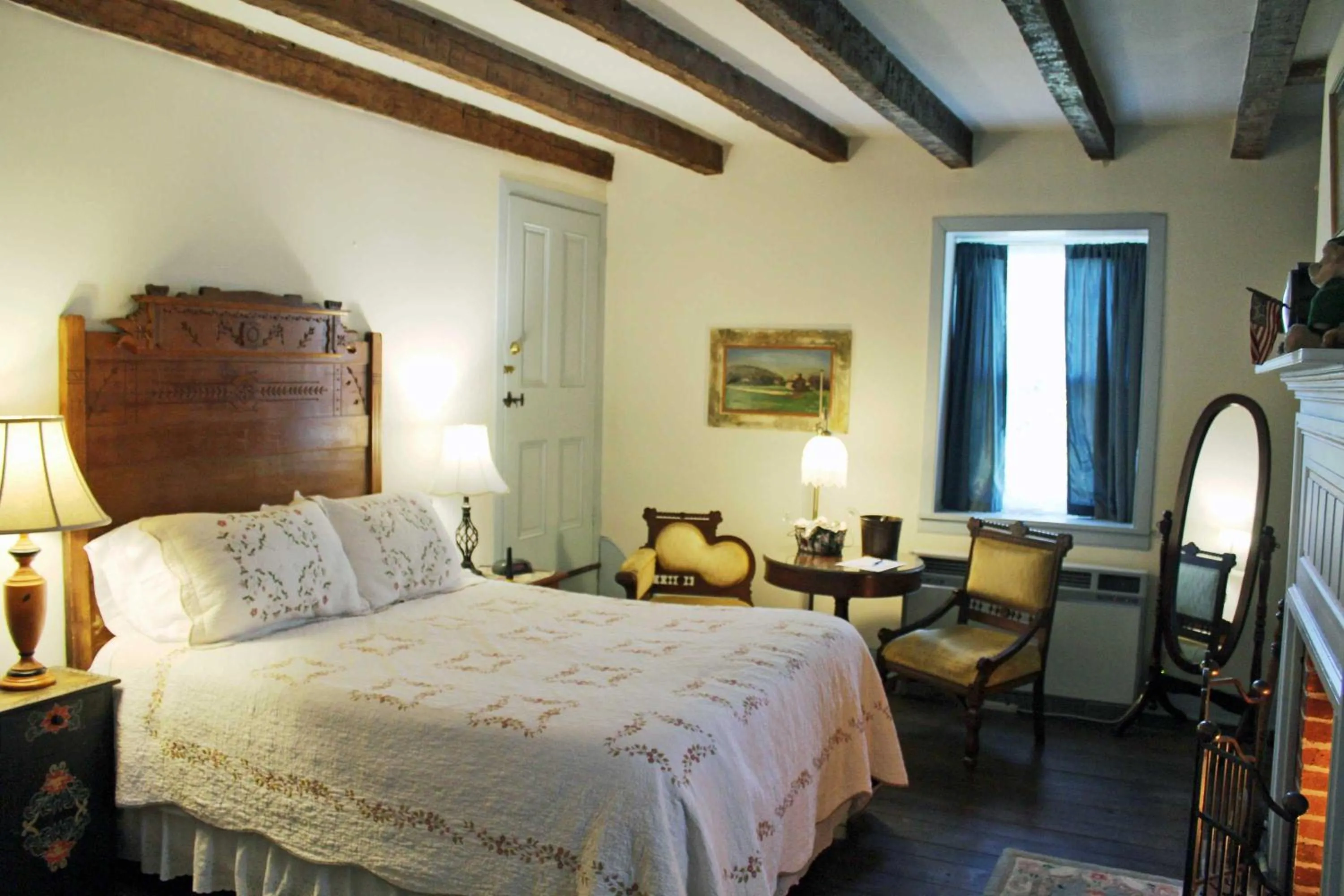 Photo of the whole room in Gettysburg Battlefield Bed & Breakfast Inn