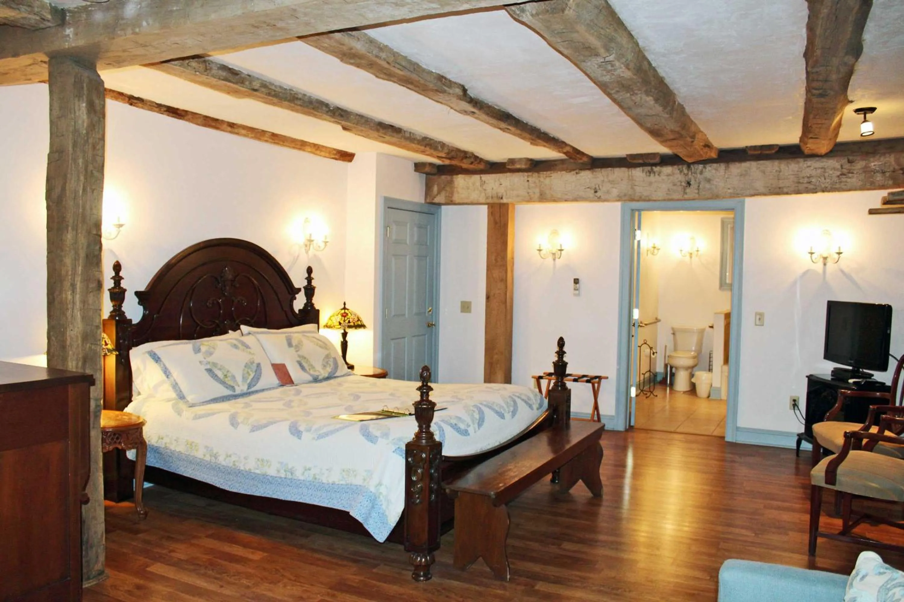 Photo of the whole room in Gettysburg Battlefield Bed & Breakfast Inn