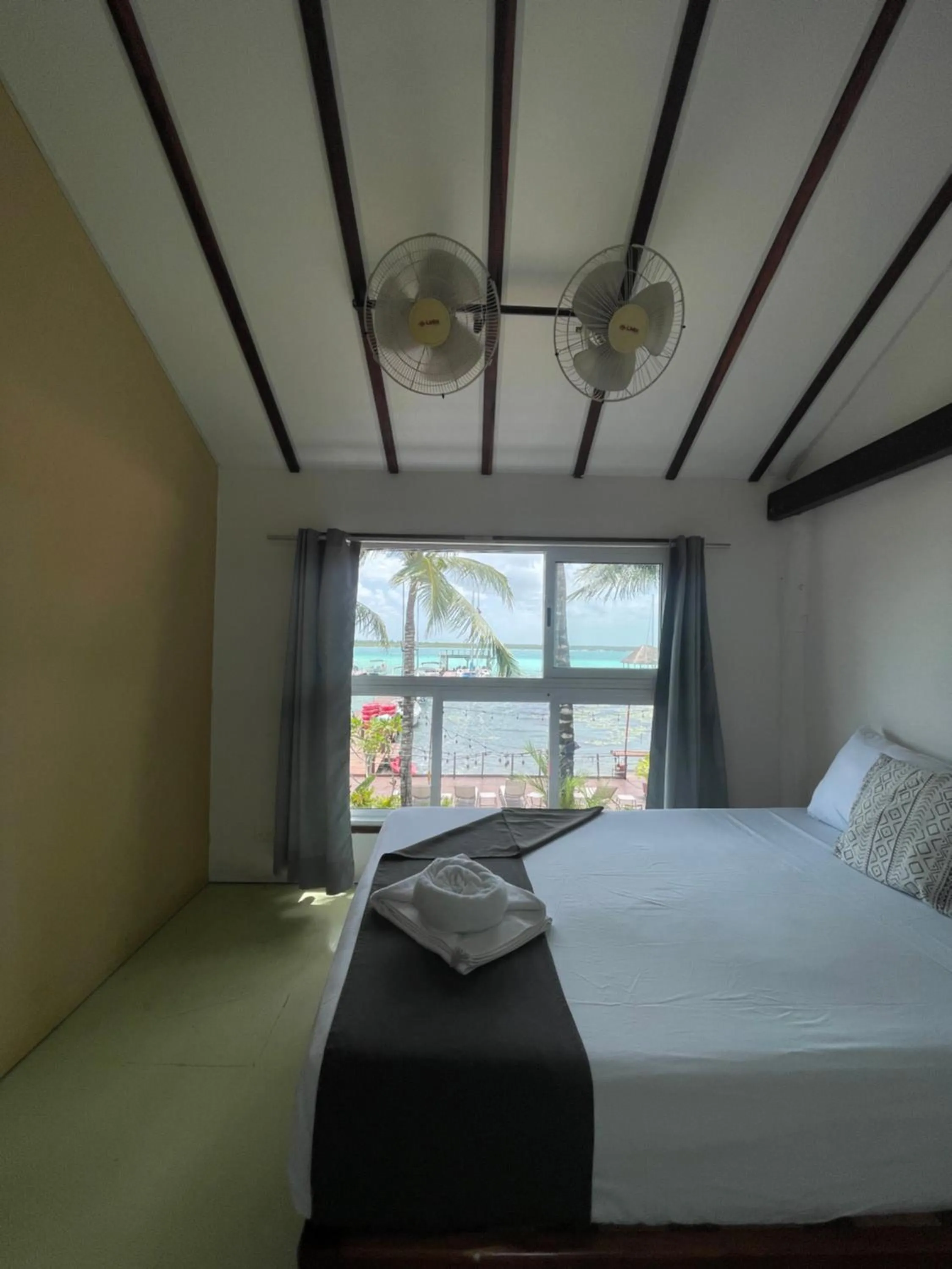 Bed in The Yak Lake House - Hostal Bacalar