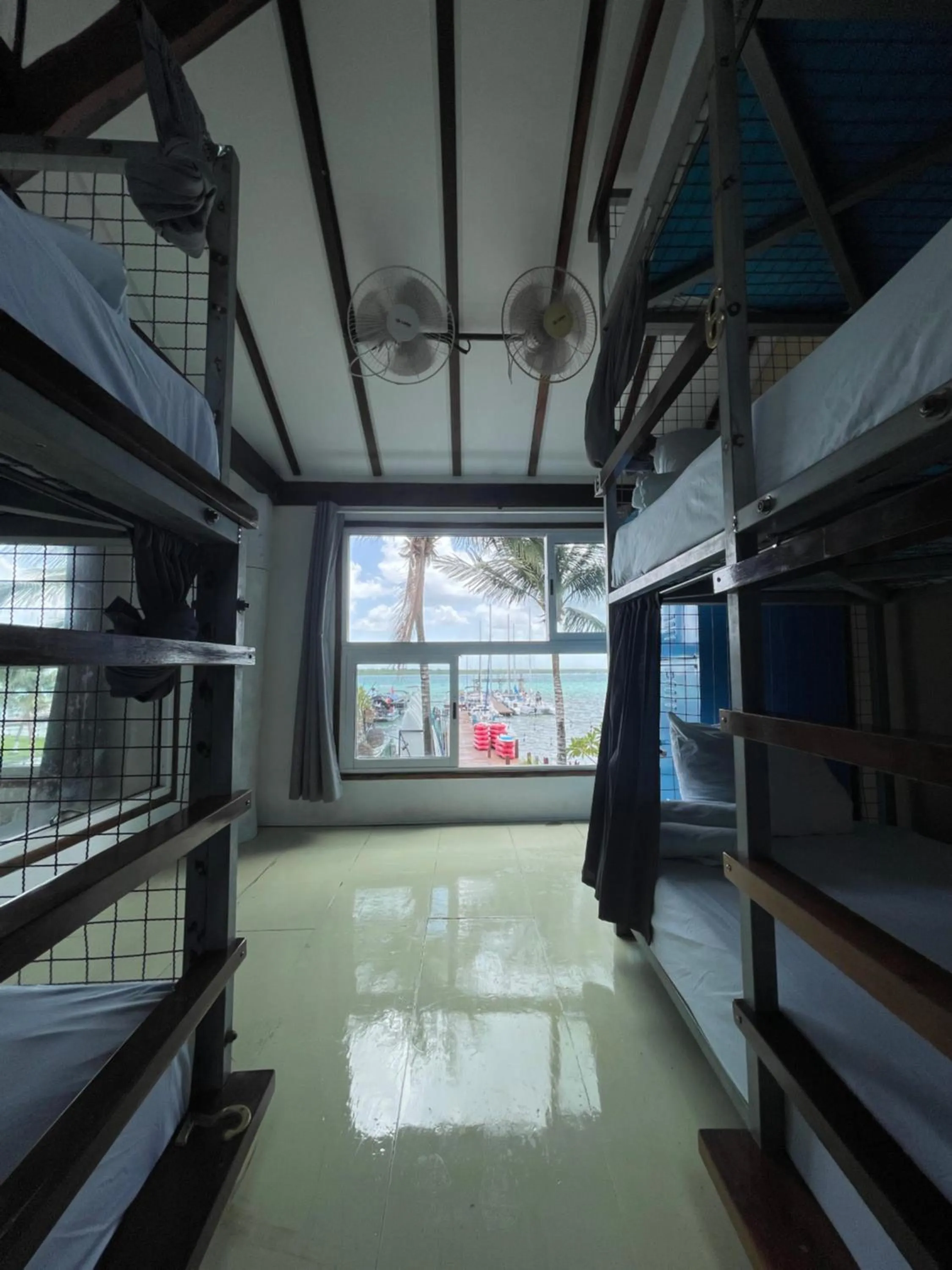 Photo of the whole room in The Yak Lake House - Hostal Bacalar