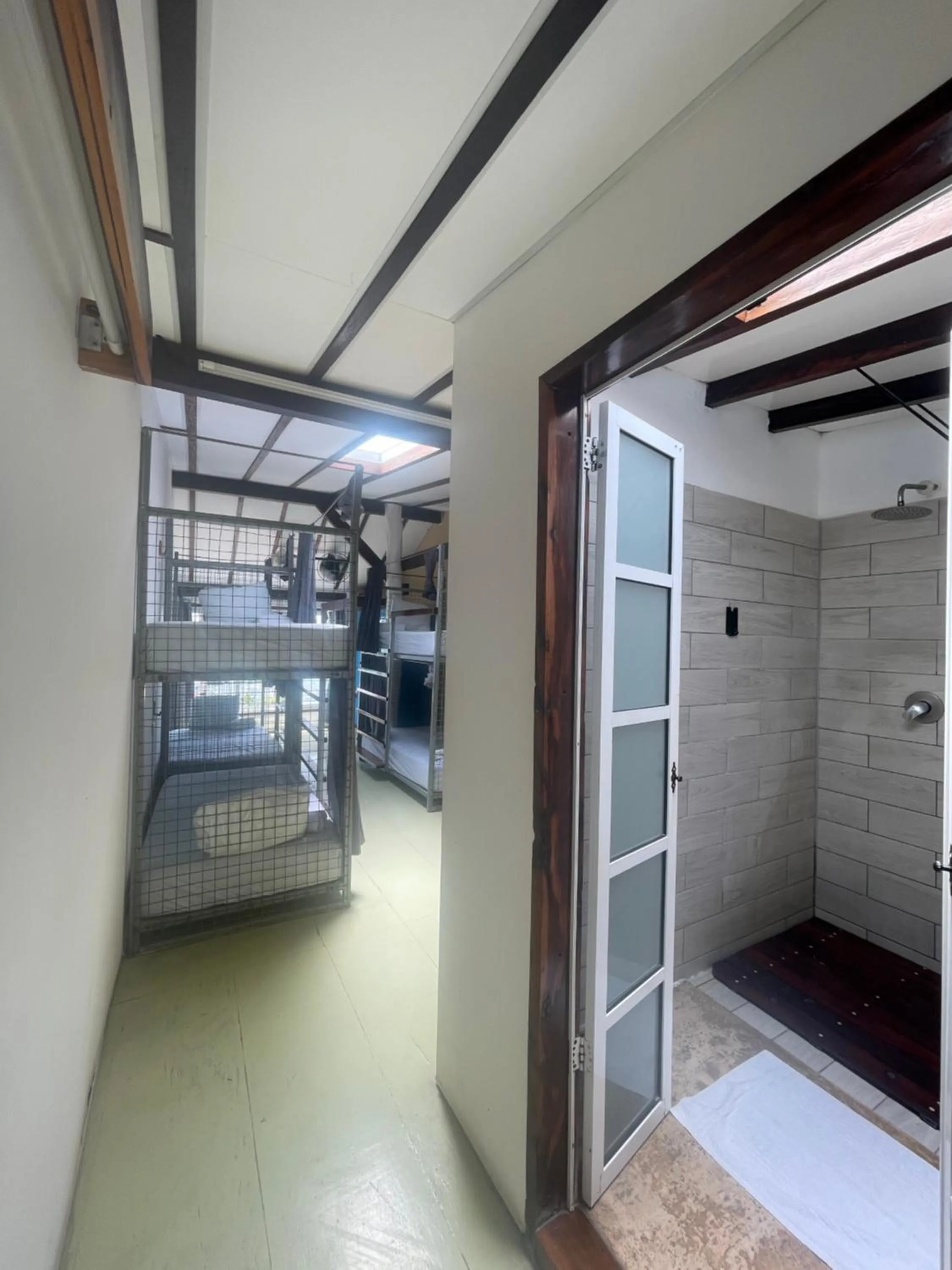 Shower, Bed in The Yak Lake House - Hostal Bacalar