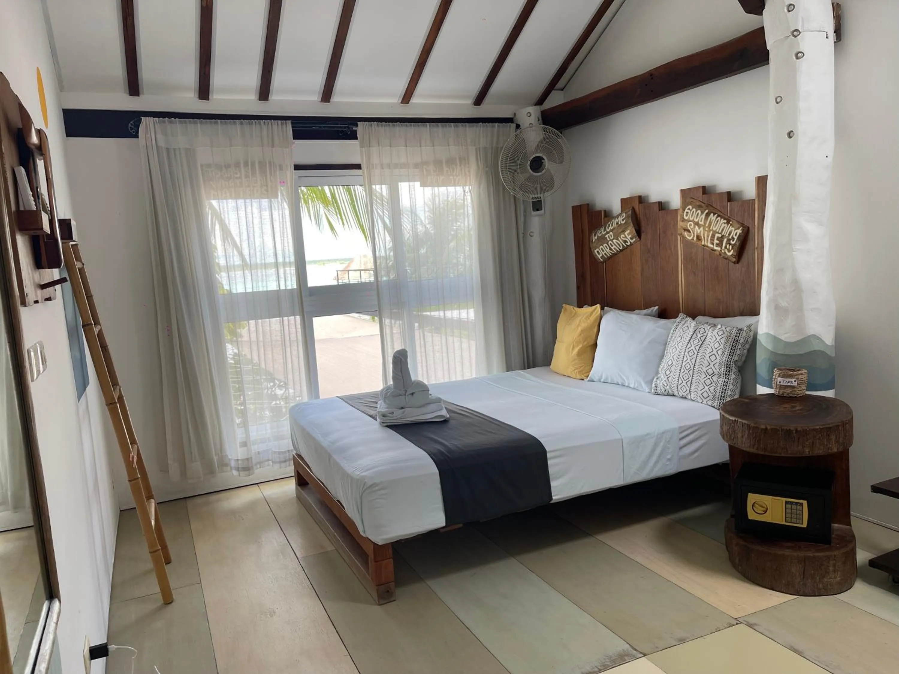 Photo of the whole room, Bed in The Yak Lake House - Hostal Bacalar