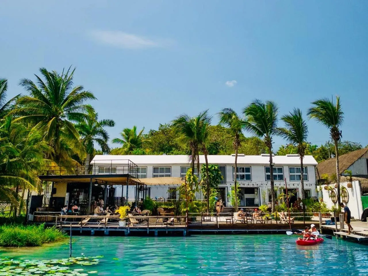 The Yak Lake House - Hostal Bacalar