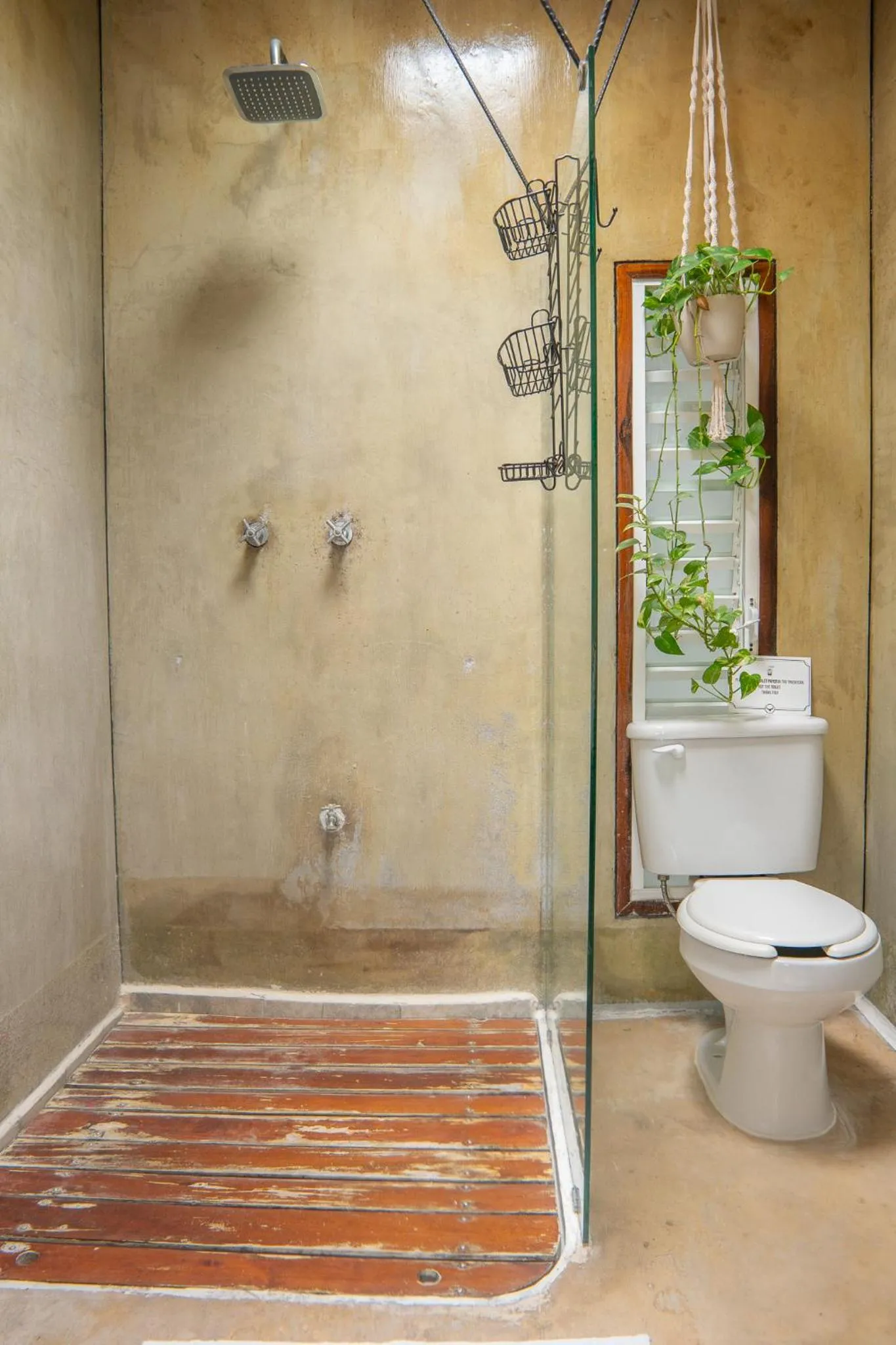 Shower in The Yak Lake House - Hostal Bacalar