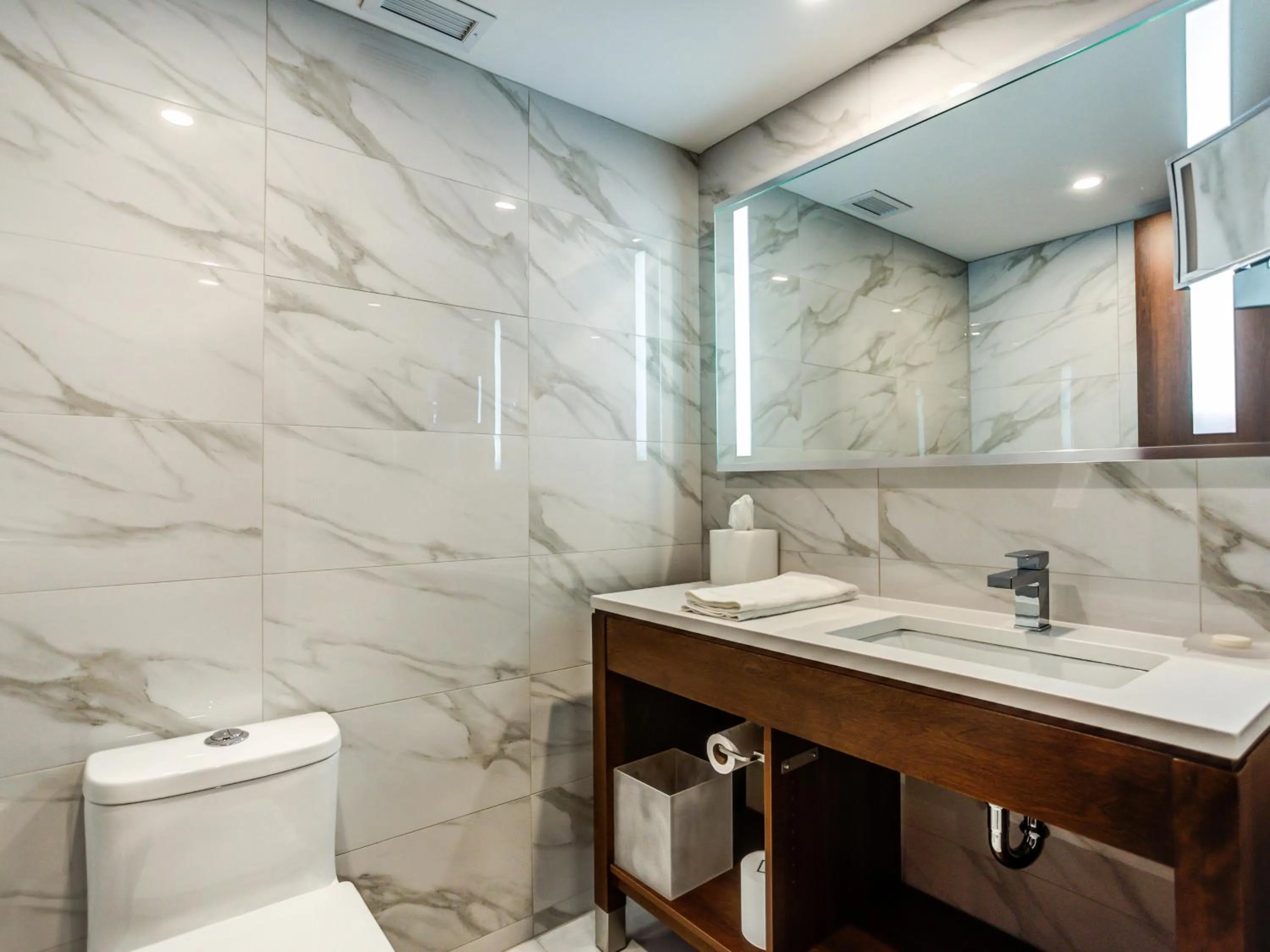 Shower in OTL Gouverneur Sherbrooke