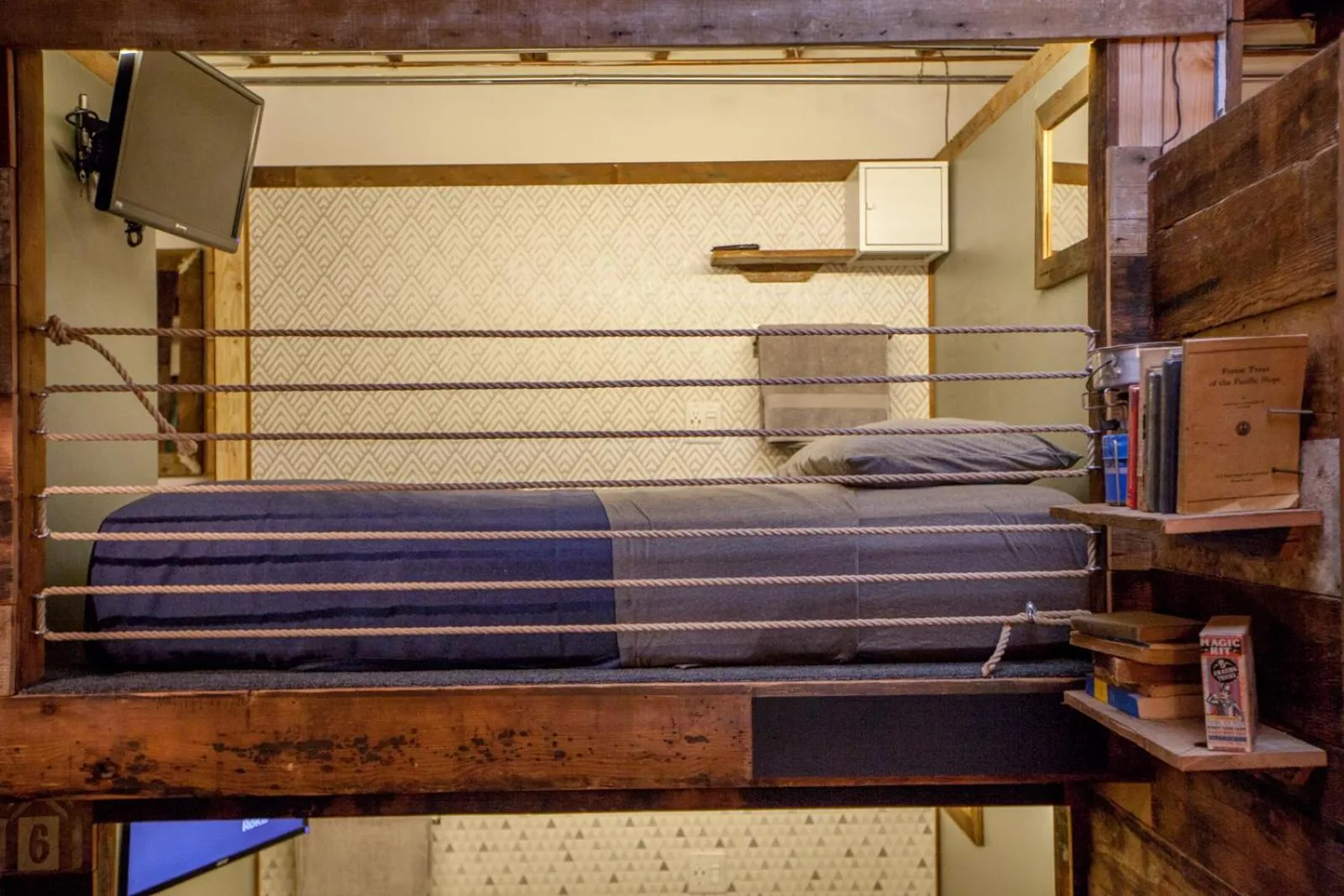 Bed in PodShare East Hollywood