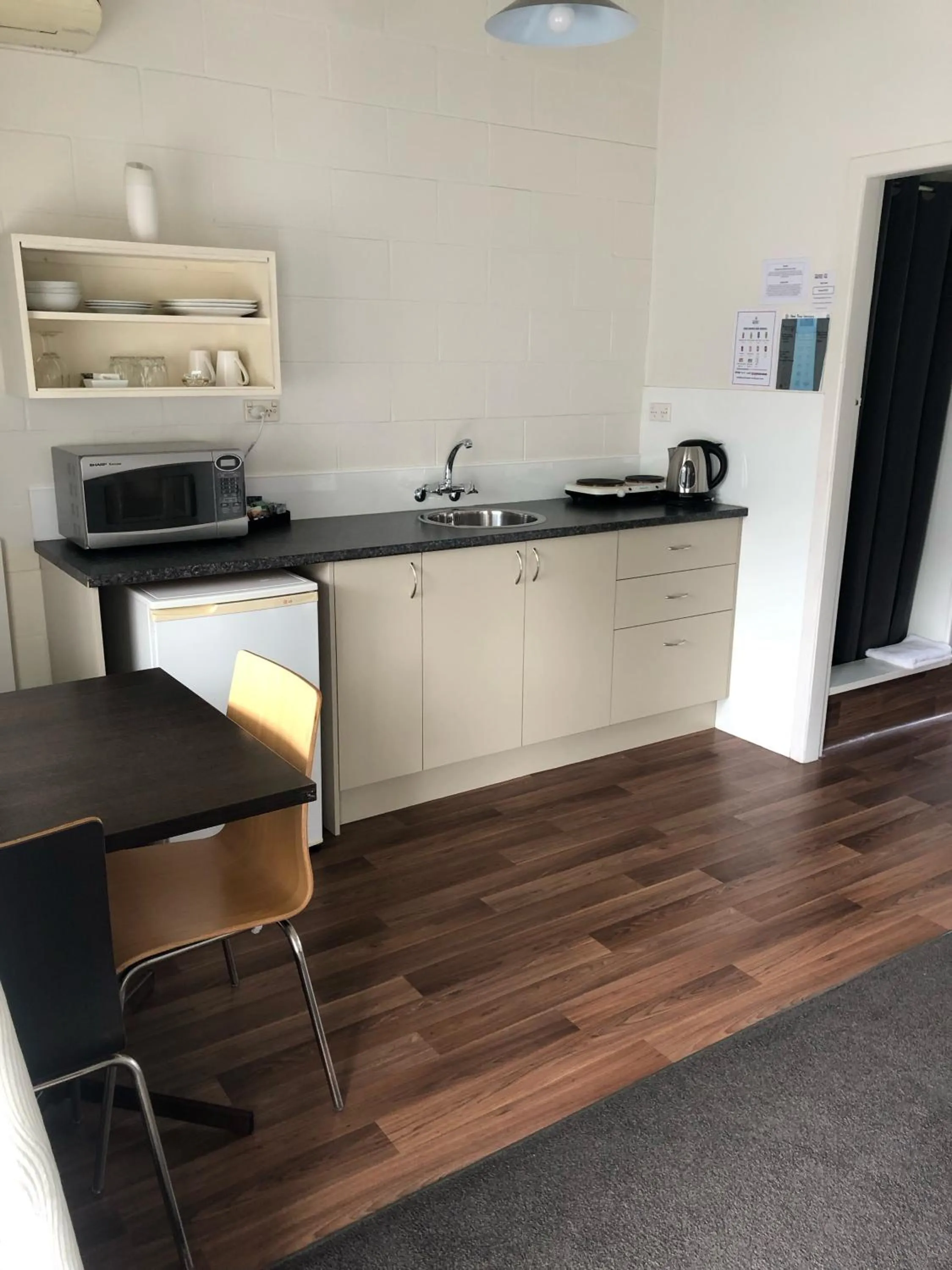 Kitchen or kitchenette in Rosetown Motel