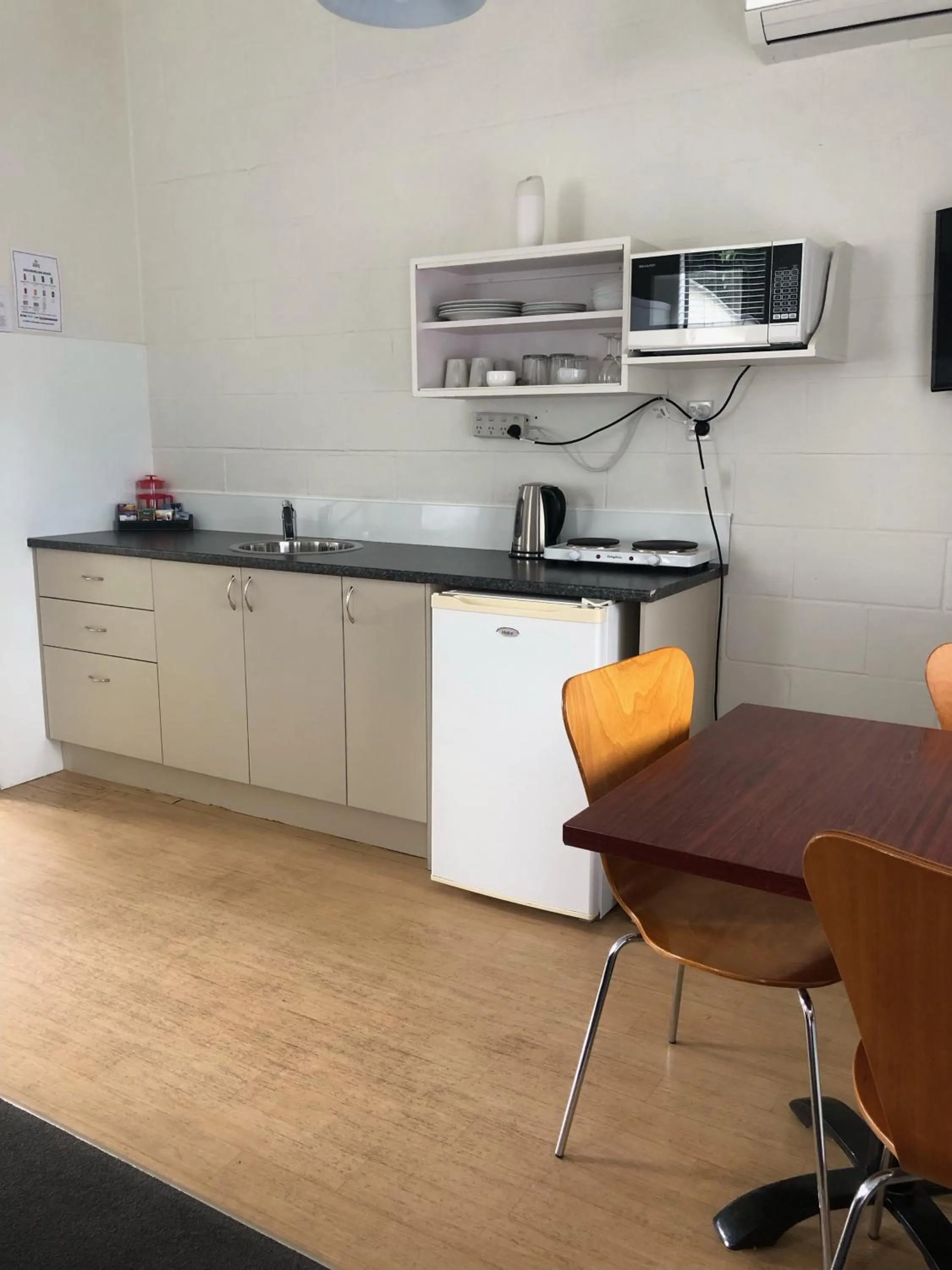 Kitchen or kitchenette in Rosetown Motel