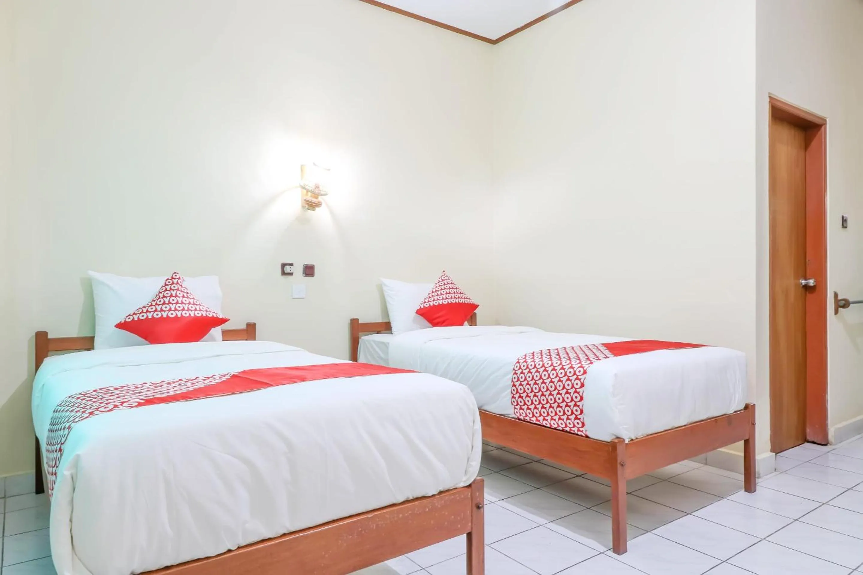 Bedroom in Super OYO 1654 Maha Bharata Kuta Inn