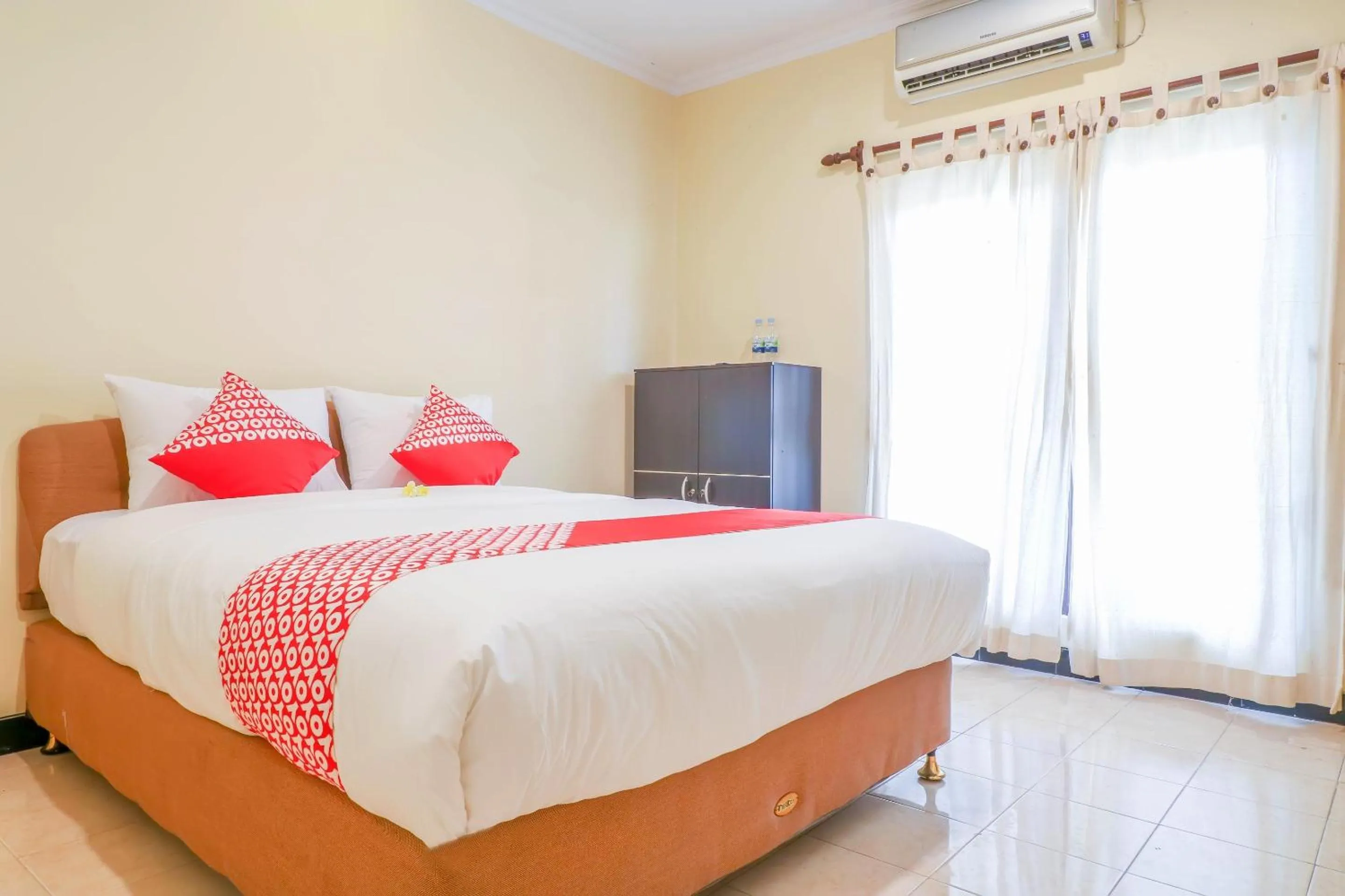 Bedroom in Super OYO 1654 Maha Bharata Kuta Inn