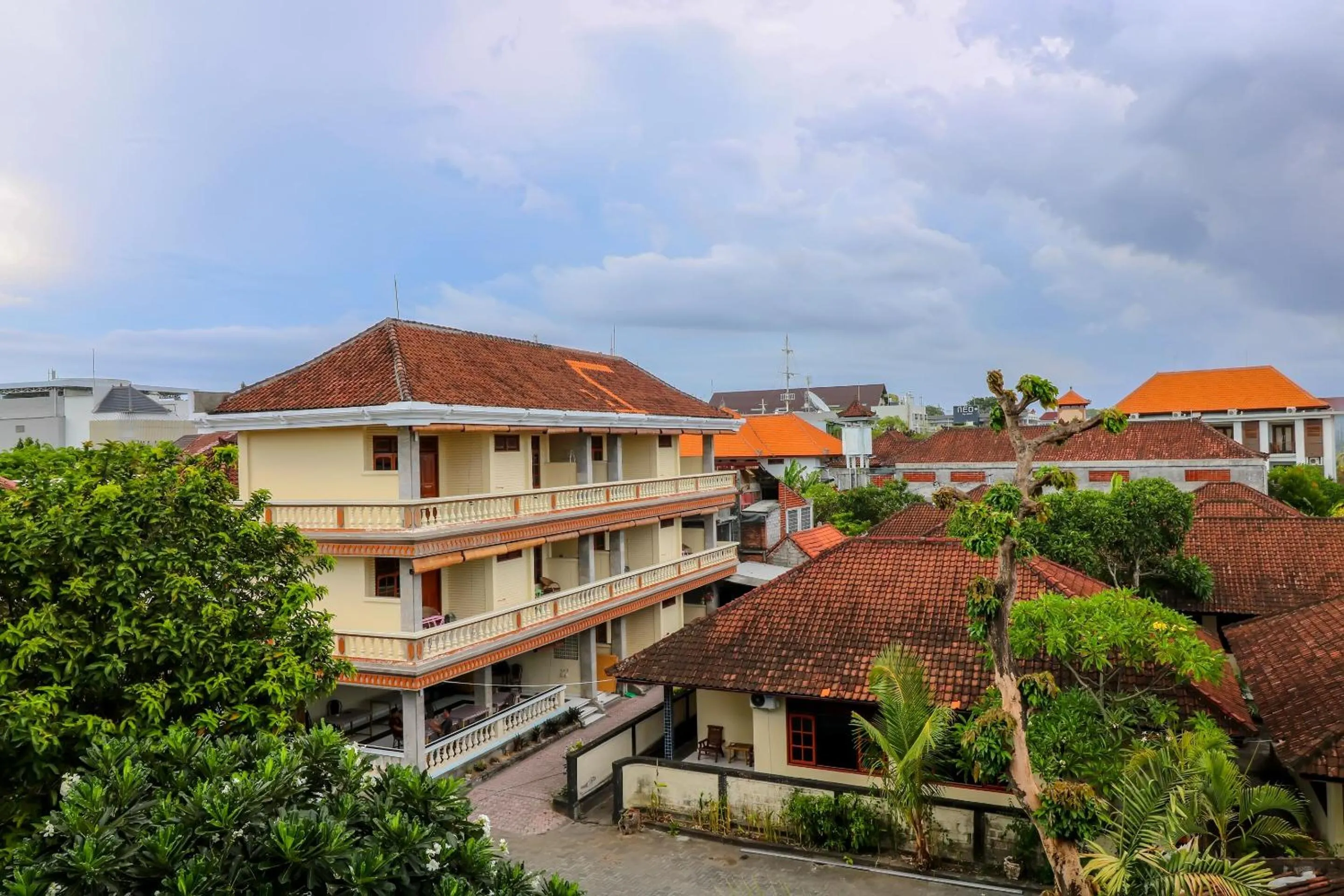 Facade/entrance in Super OYO 1654 Maha Bharata Kuta Inn