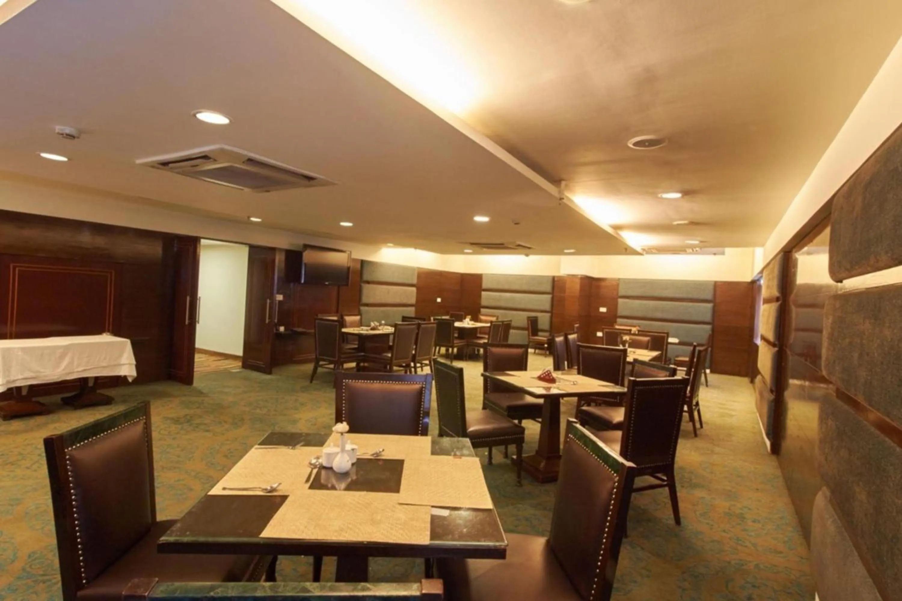 Restaurant/places to eat in Gis Select Banjara Hill