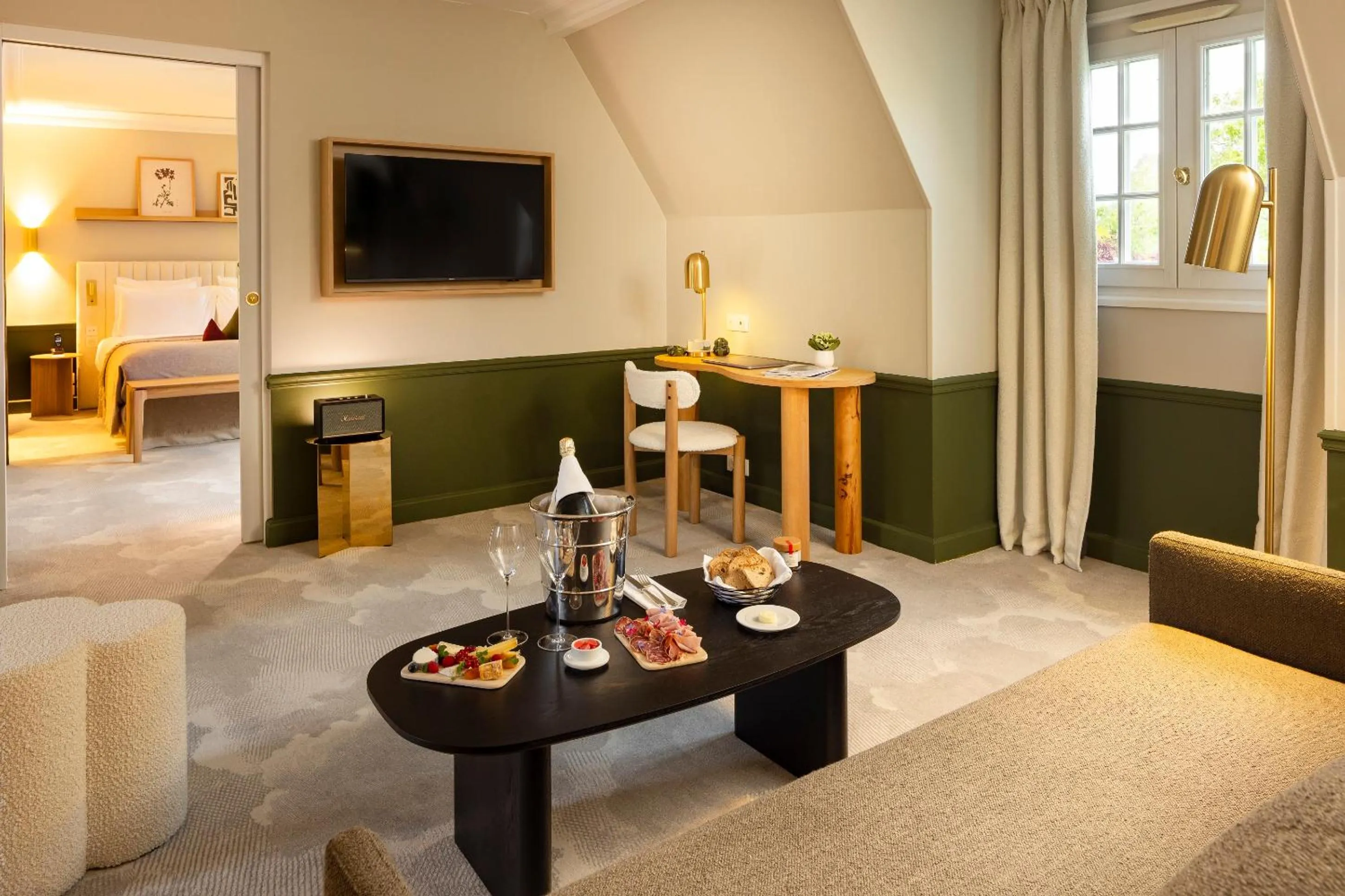 TV and multimedia in Briqueterie Champagne, A Beauvallon Hotel & Spa