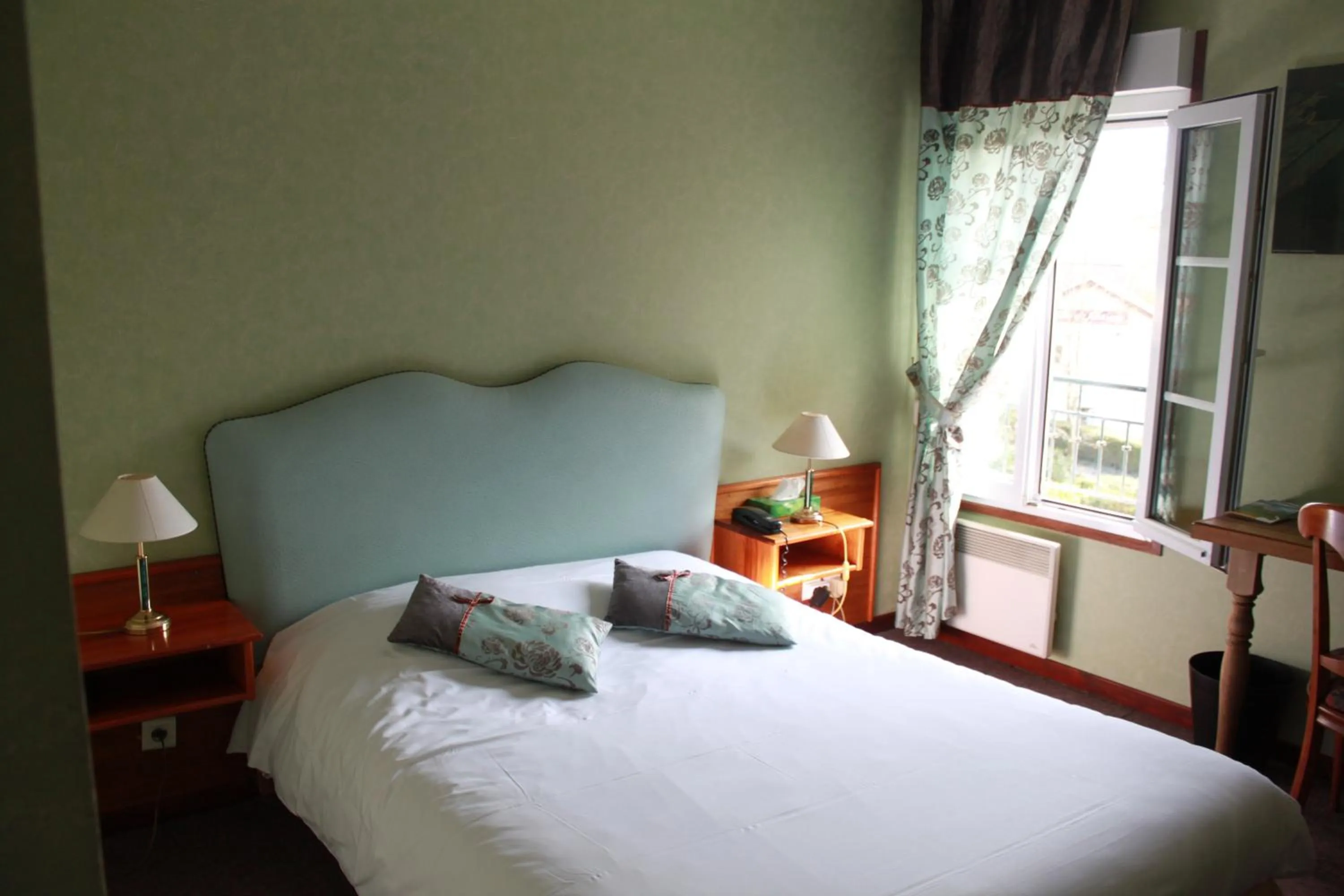 Photo of the whole room, Bed in Le Clos De Mutigny