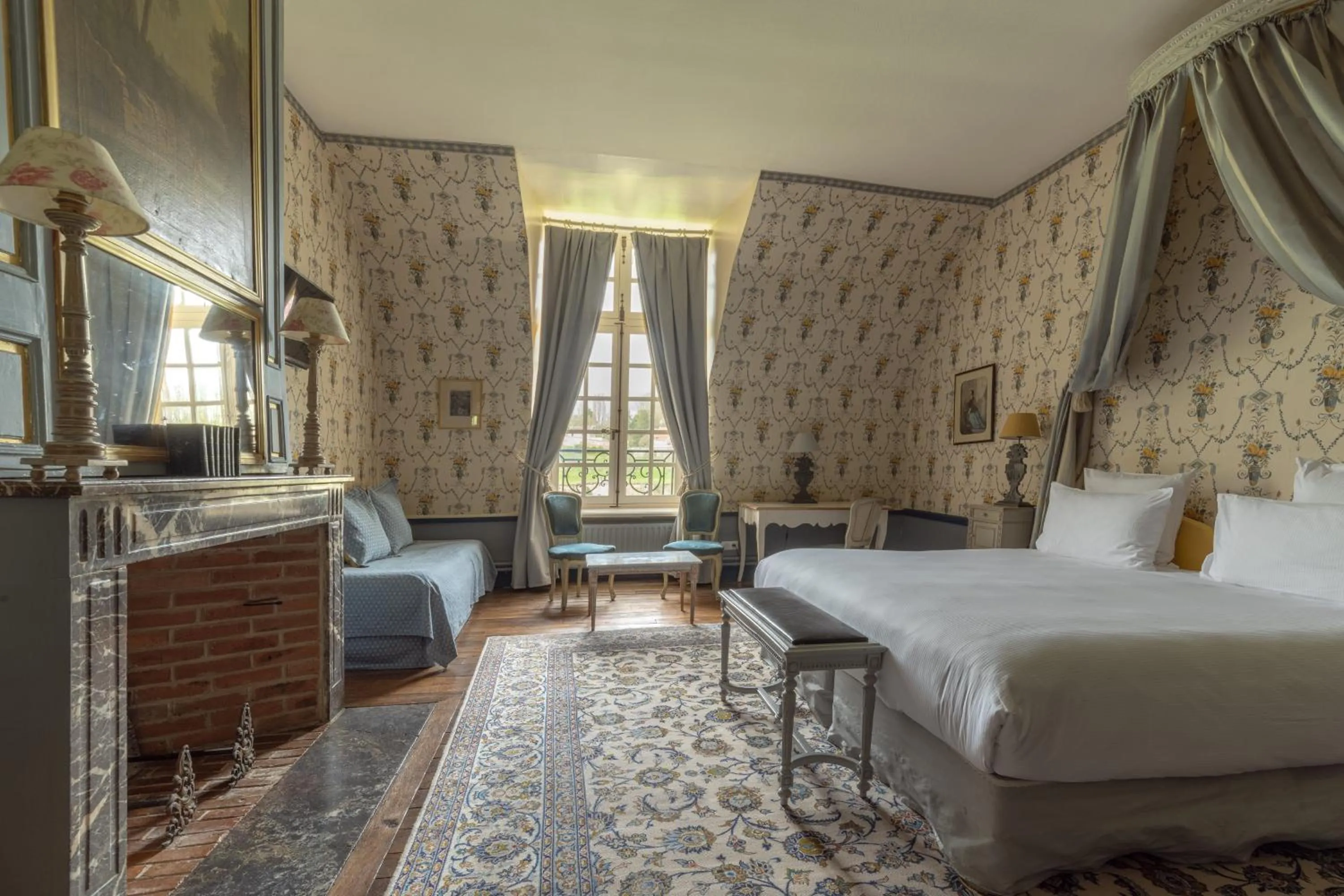 Photo of the whole room, Bed in Le Château d'Etoges - Champagne