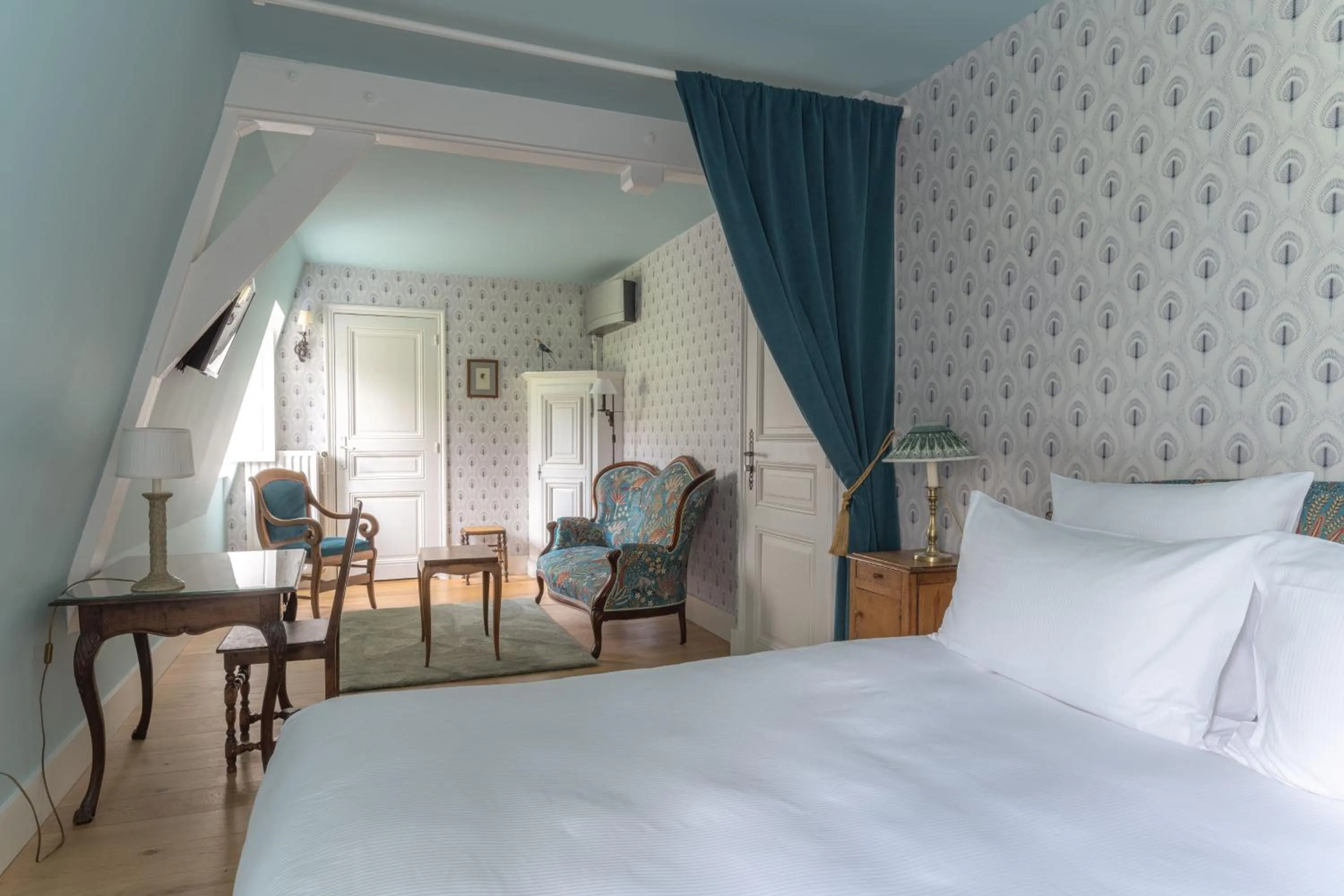 Bedroom, Bed in Le Château d'Etoges - Champagne