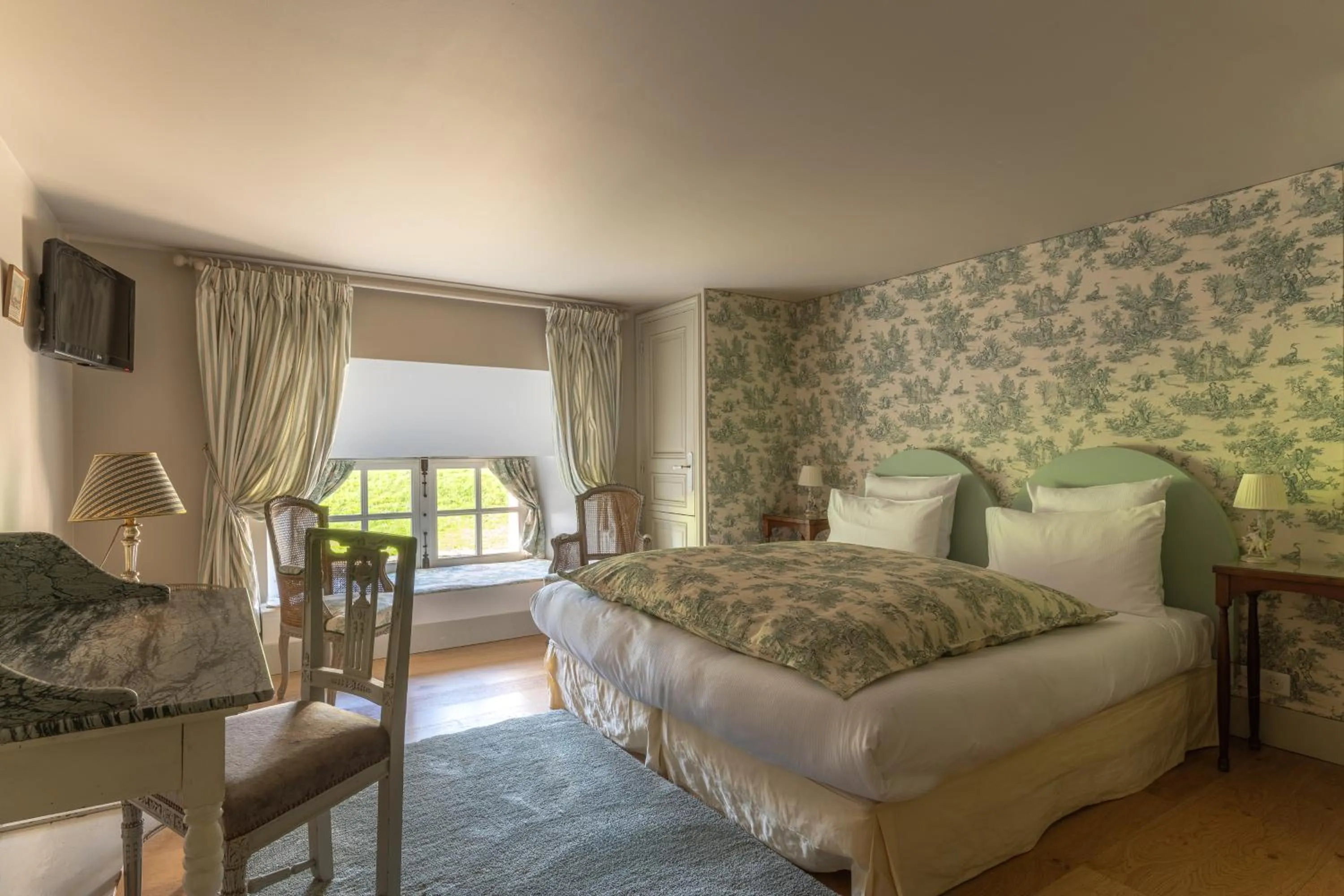 Bedroom, Bed in Le Château d'Etoges - Champagne