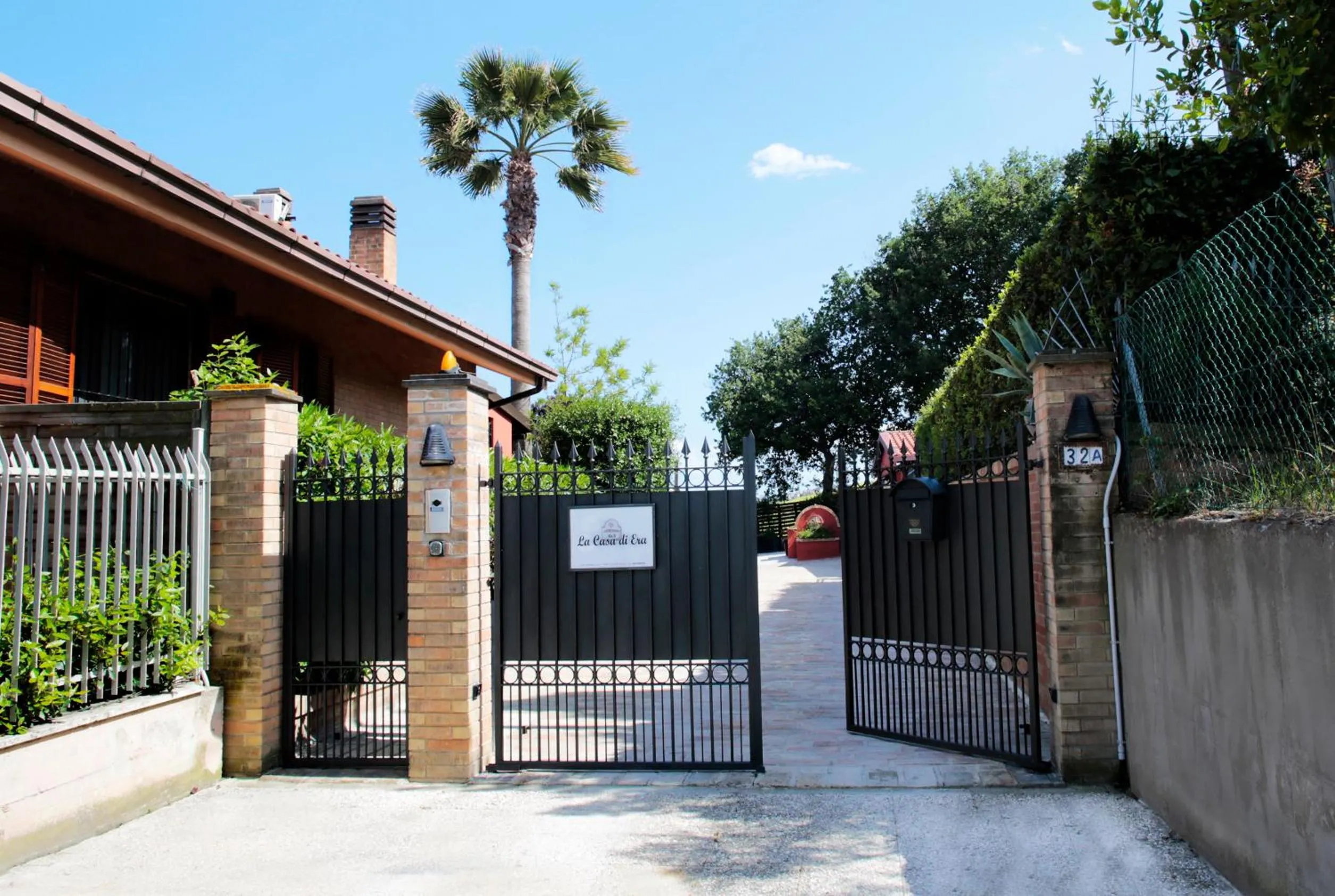 Facade/entrance in B&B La Casa di Era