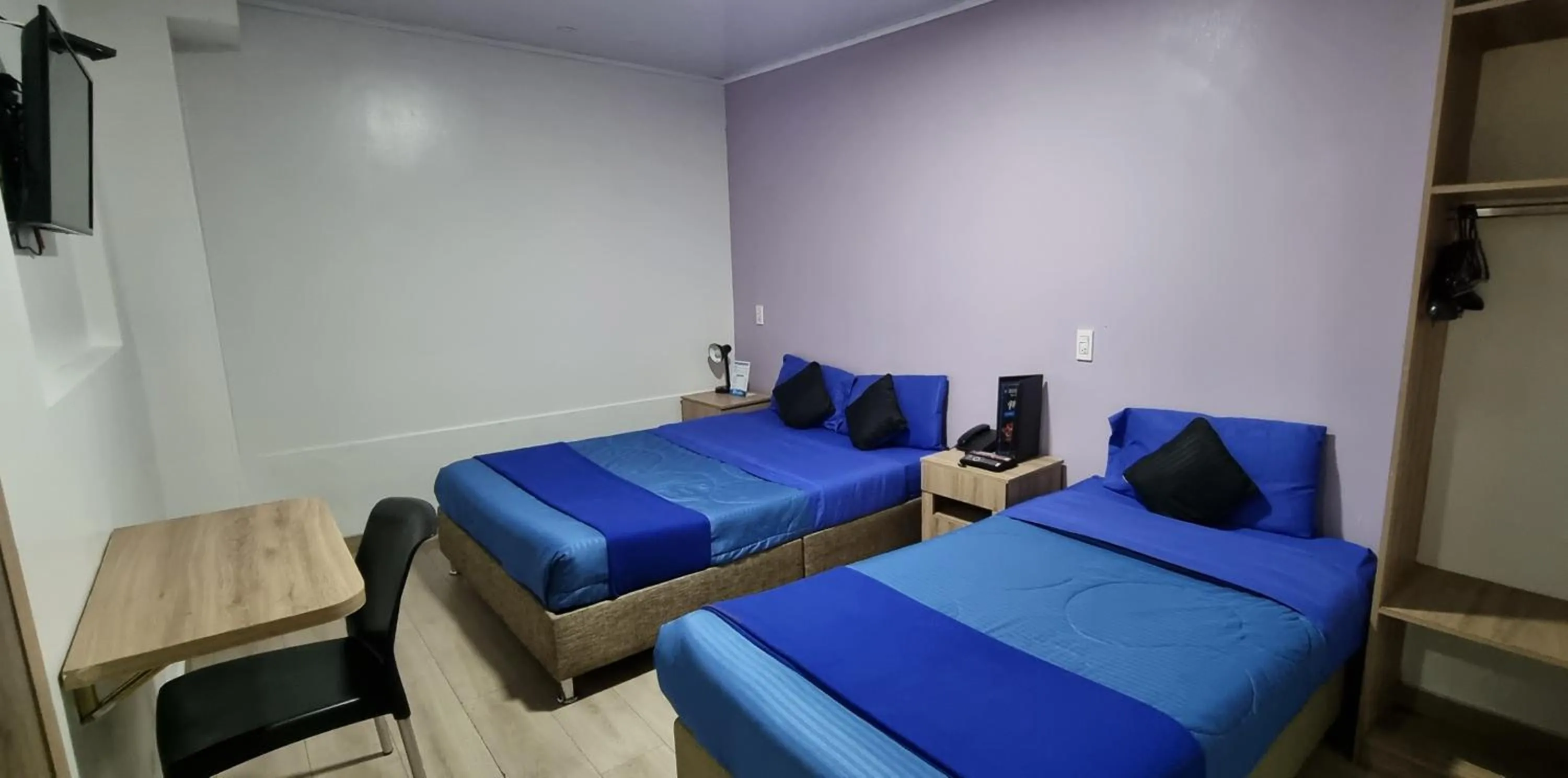 Photo of the whole room, Bed in Blue House Corferias