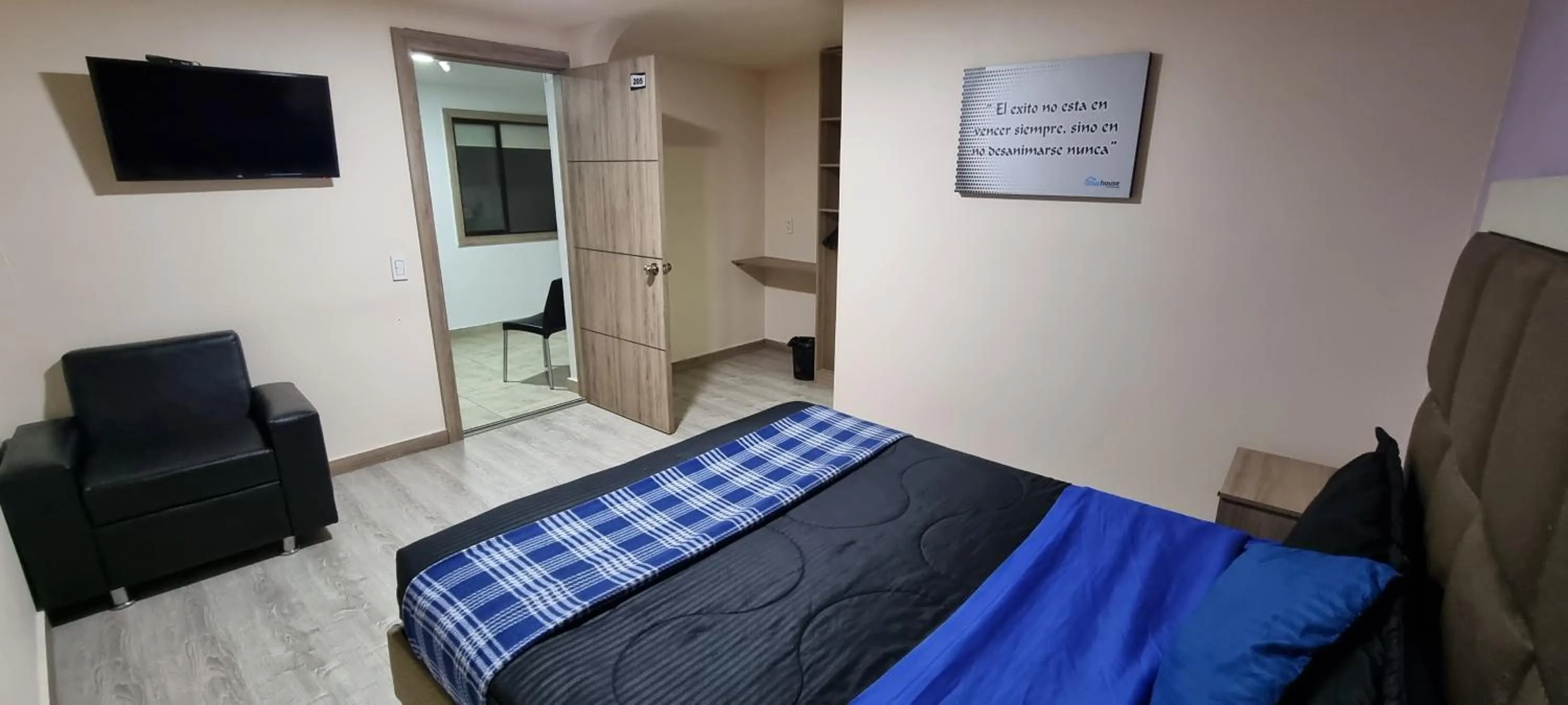 Photo of the whole room, Bed in Blue House Corferias