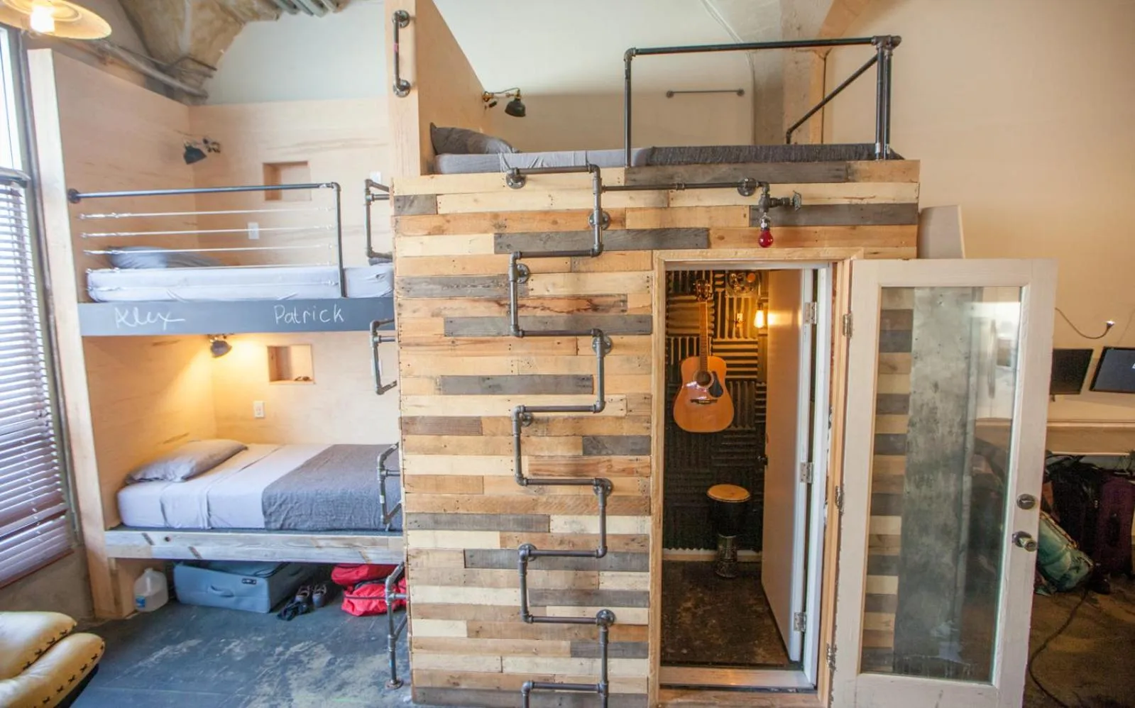 Photo of the whole room, Bed in PodShare Hollywood