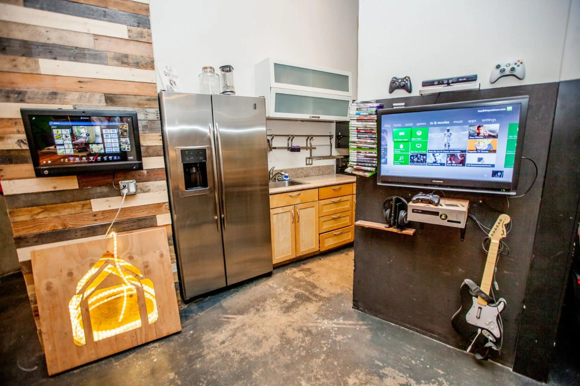 Communal lounge/ TV room in PodShare Hollywood