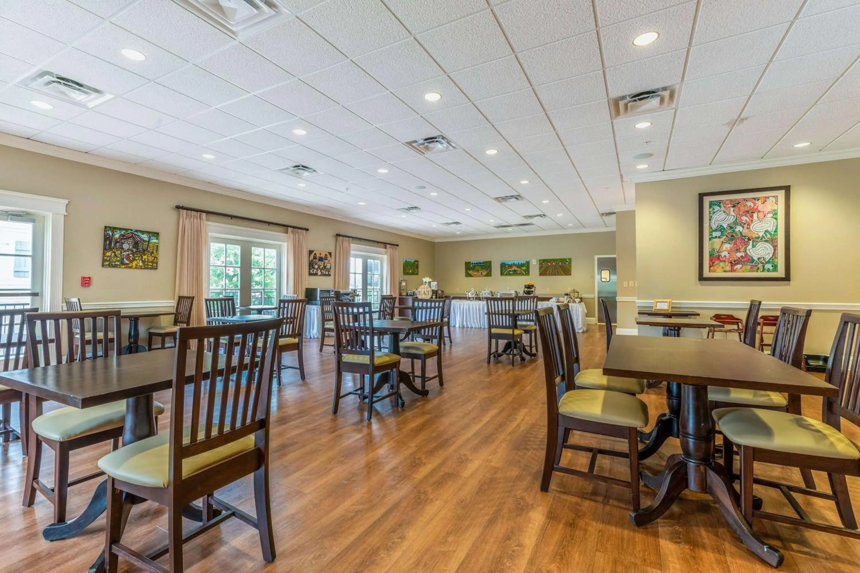 Restaurant/places to eat in Chateau Saint Denis Hotel