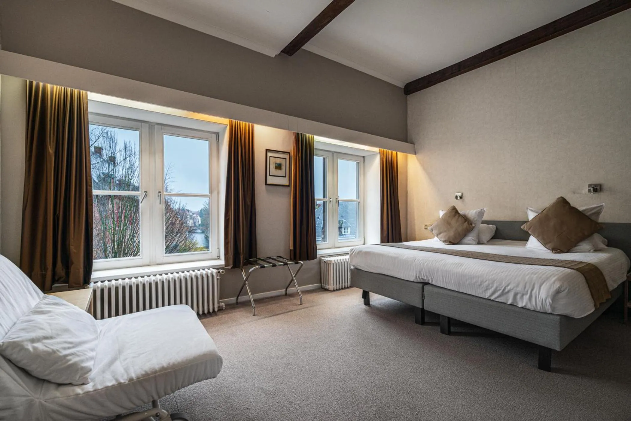 Photo of the whole room, Bed in Hotel Bourgoensch Hof