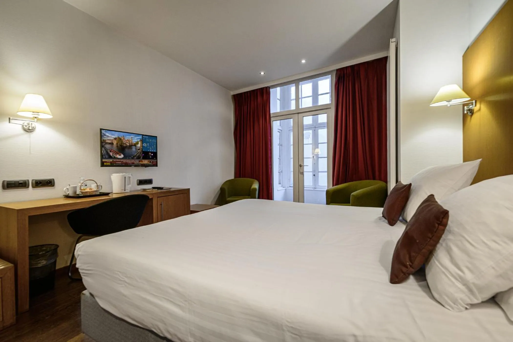 Photo of the whole room, Bed in Hotel Bourgoensch Hof