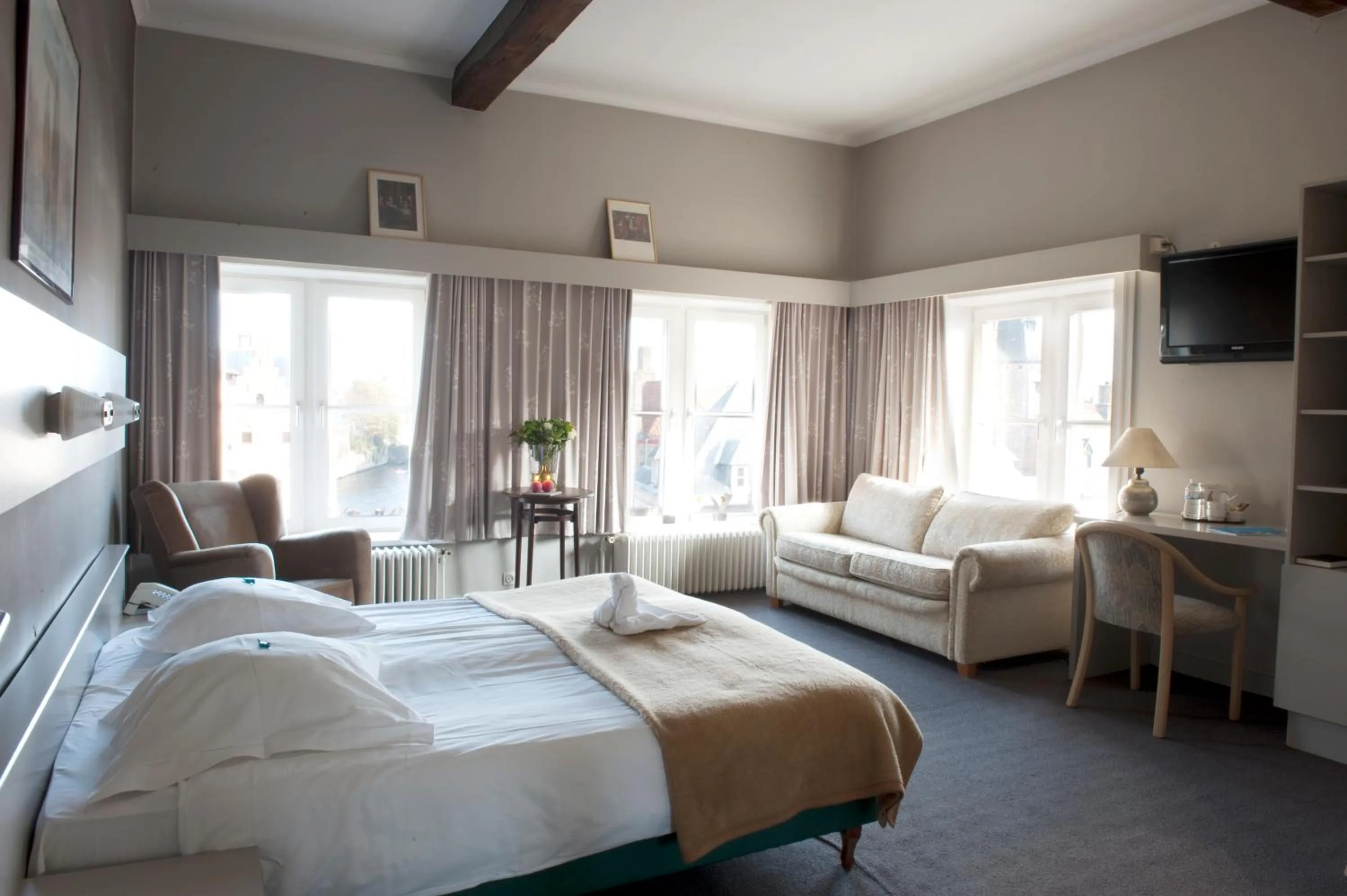 Photo of the whole room, Bed in Hotel Bourgoensch Hof