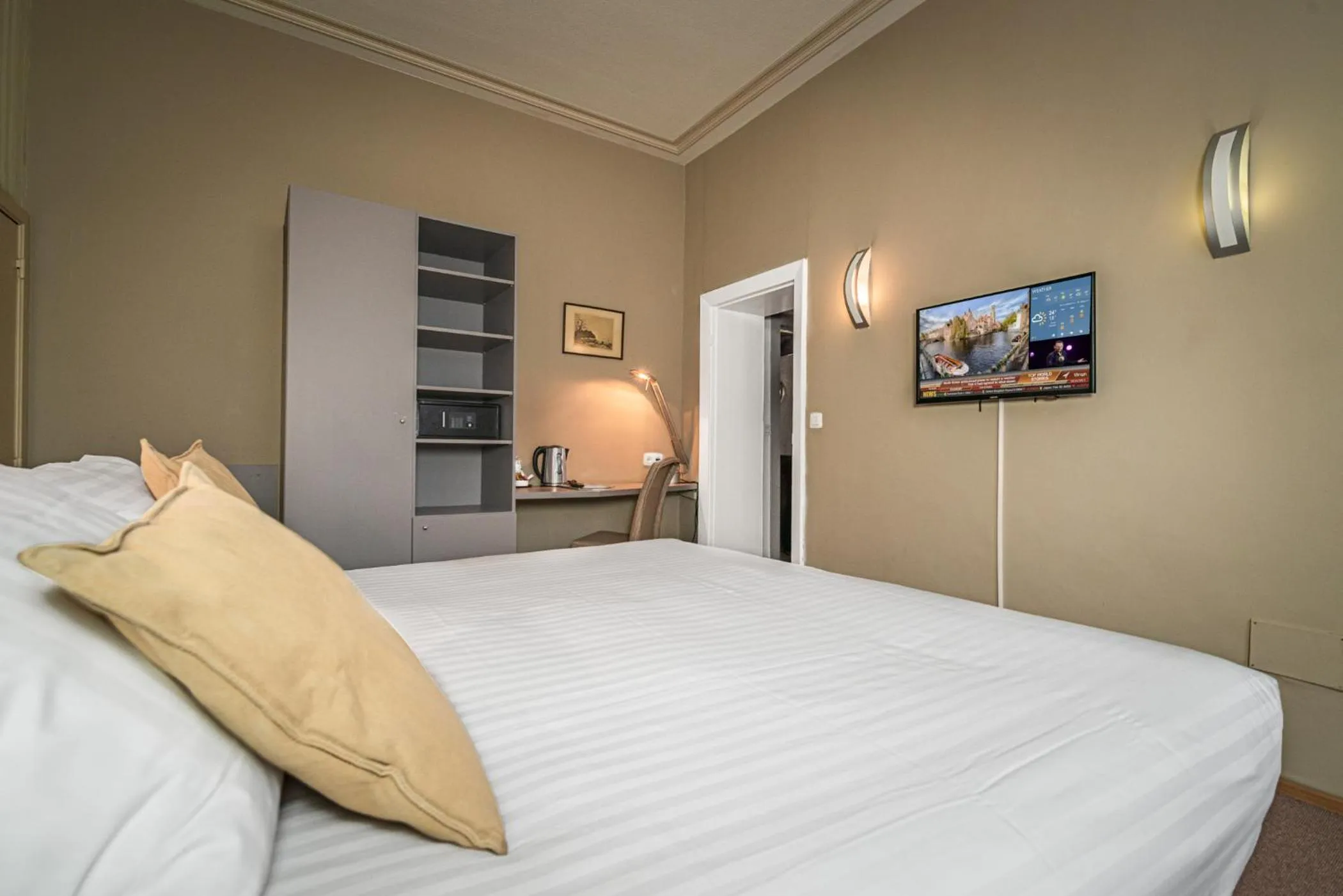 Photo of the whole room, Bed in Hotel Bourgoensch Hof