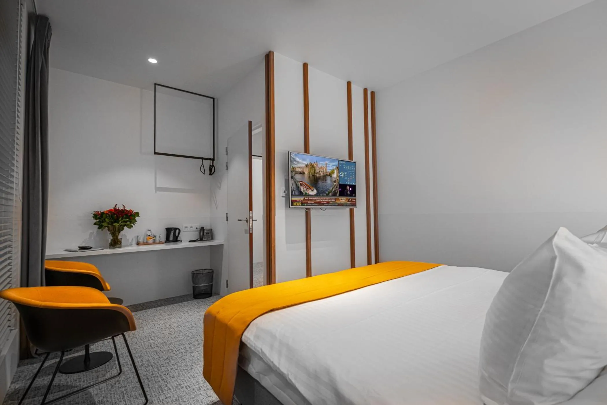 Photo of the whole room, Bed in Hotel Bourgoensch Hof