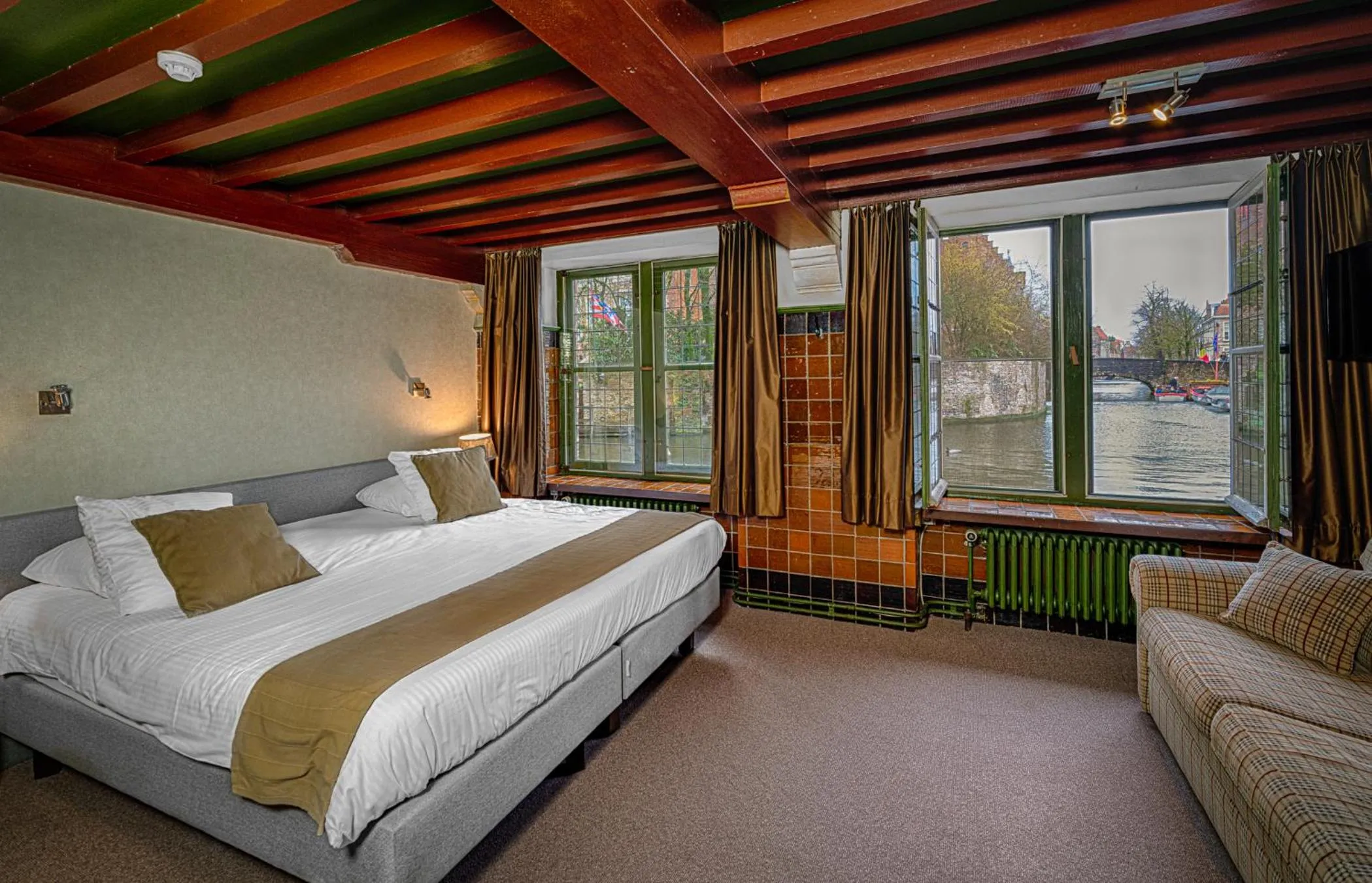 Photo of the whole room, Bed in Hotel Bourgoensch Hof