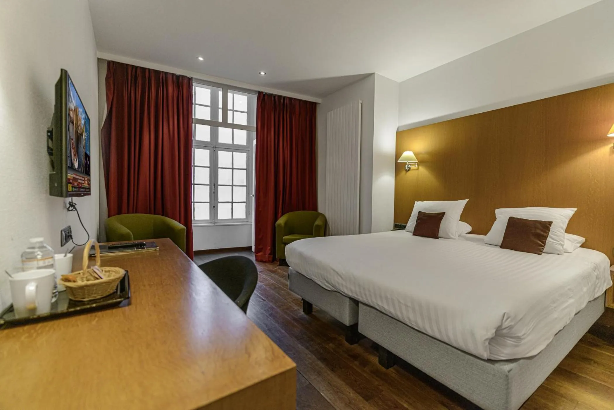 Photo of the whole room, Bed in Hotel Bourgoensch Hof