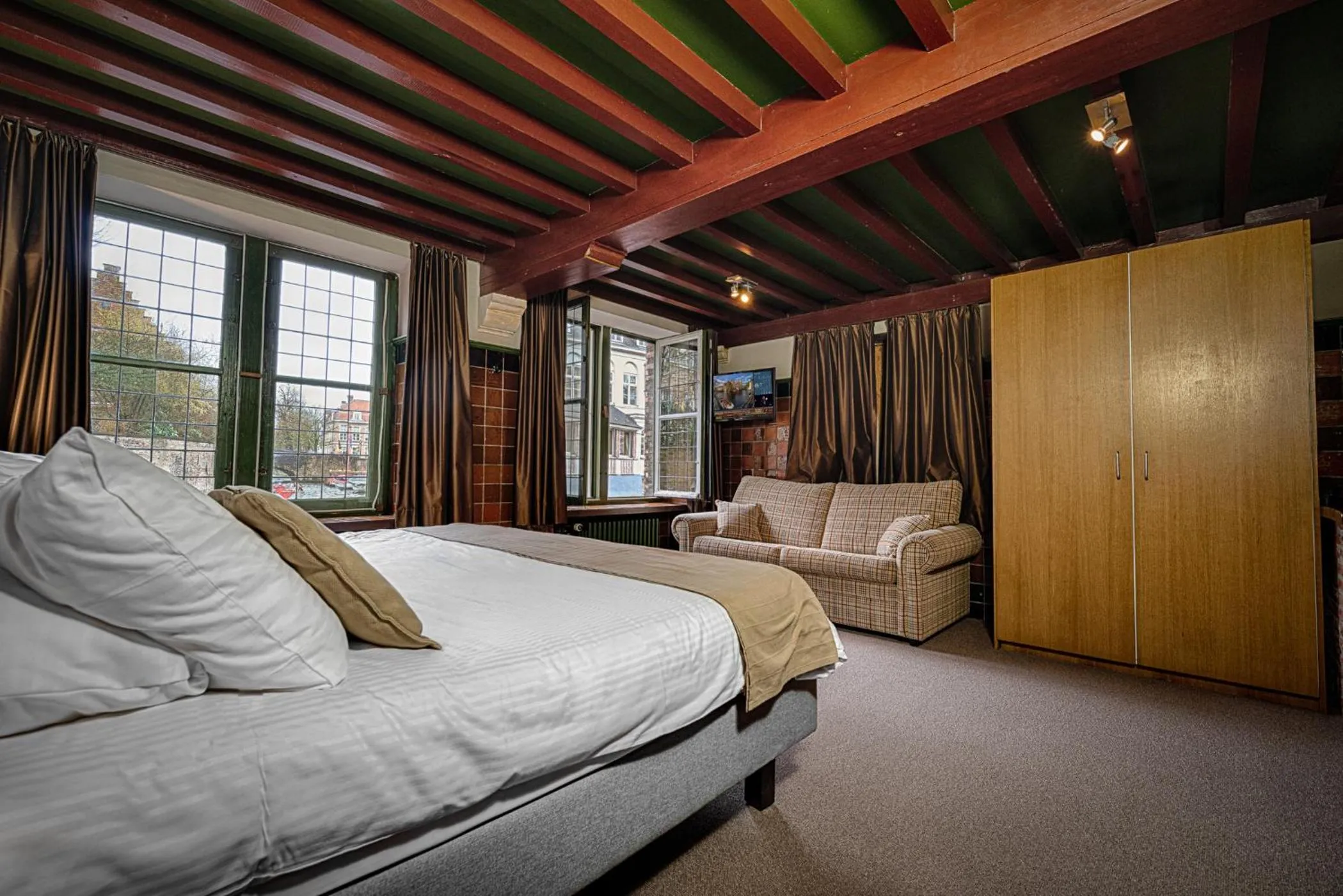 Photo of the whole room, Bed in Hotel Bourgoensch Hof