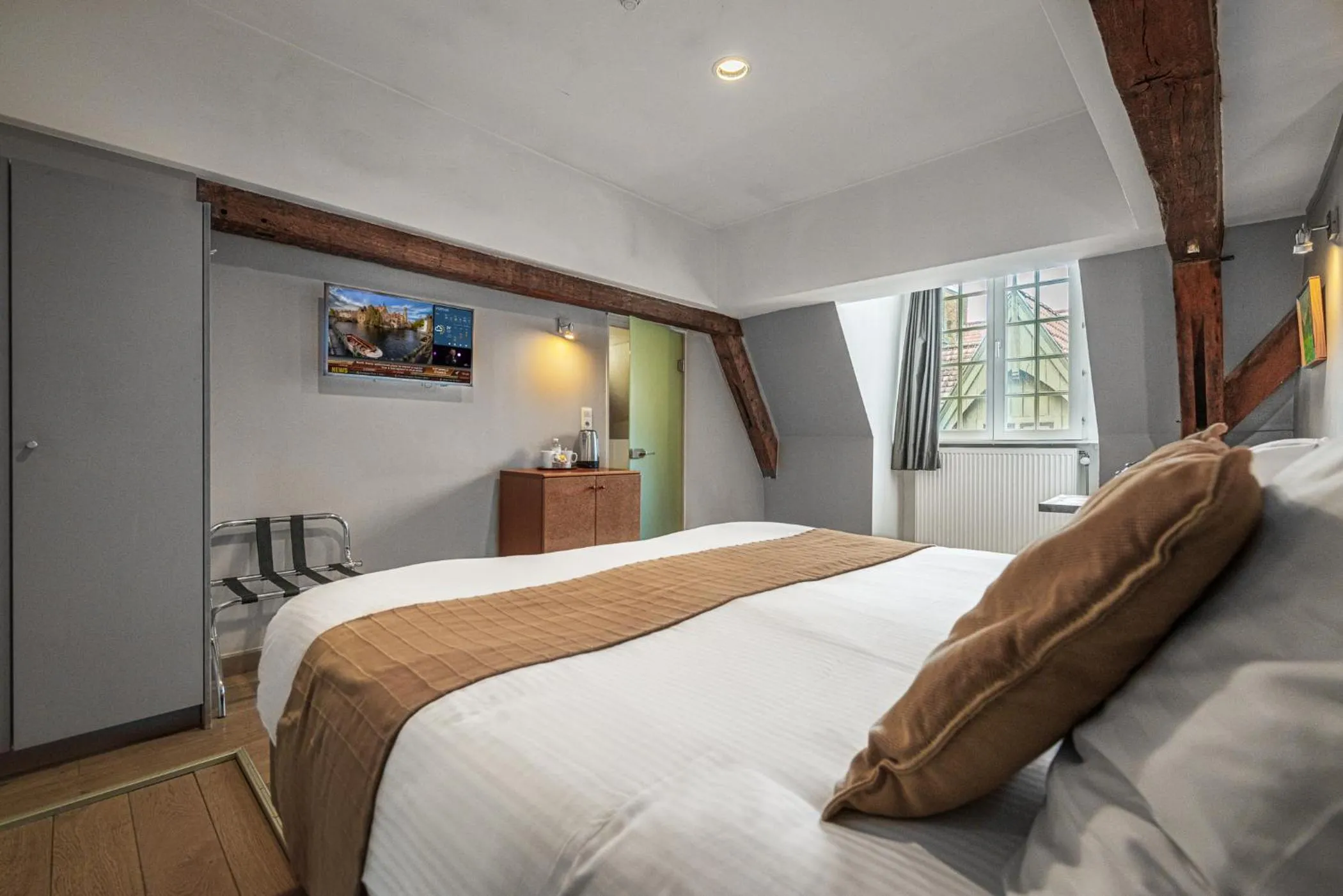 Photo of the whole room, Bed in Hotel Bourgoensch Hof