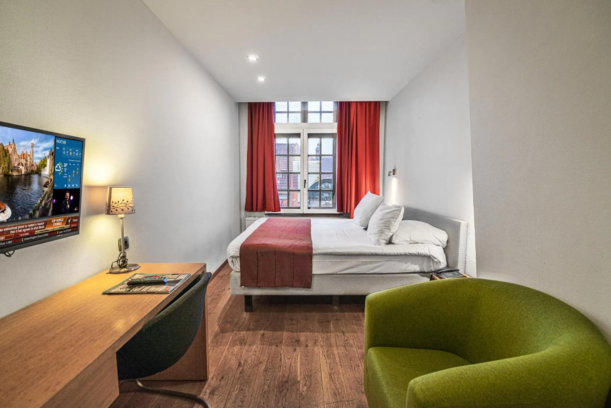 Photo of the whole room, Bed in Hotel Bourgoensch Hof