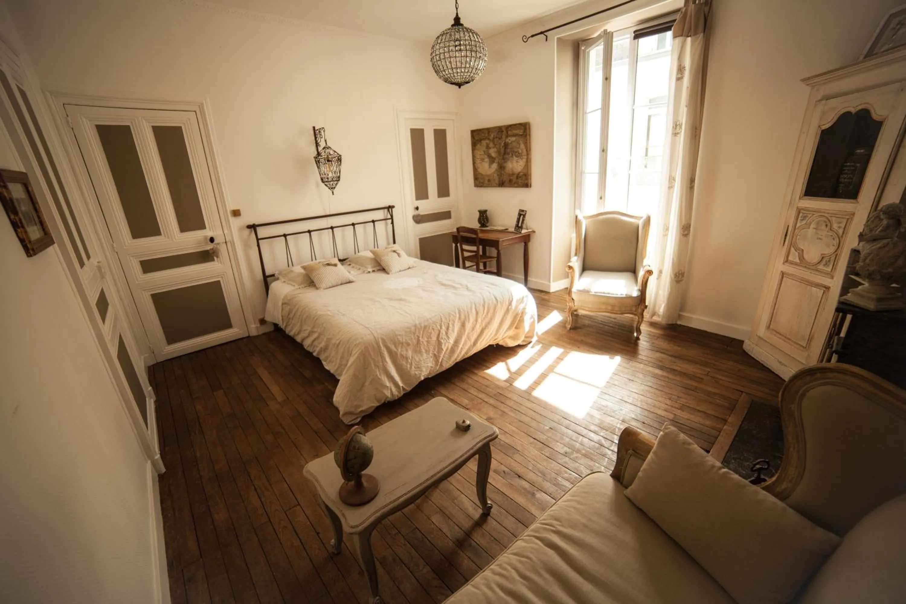 Photo of the whole room, Bed in La Pause Angevine