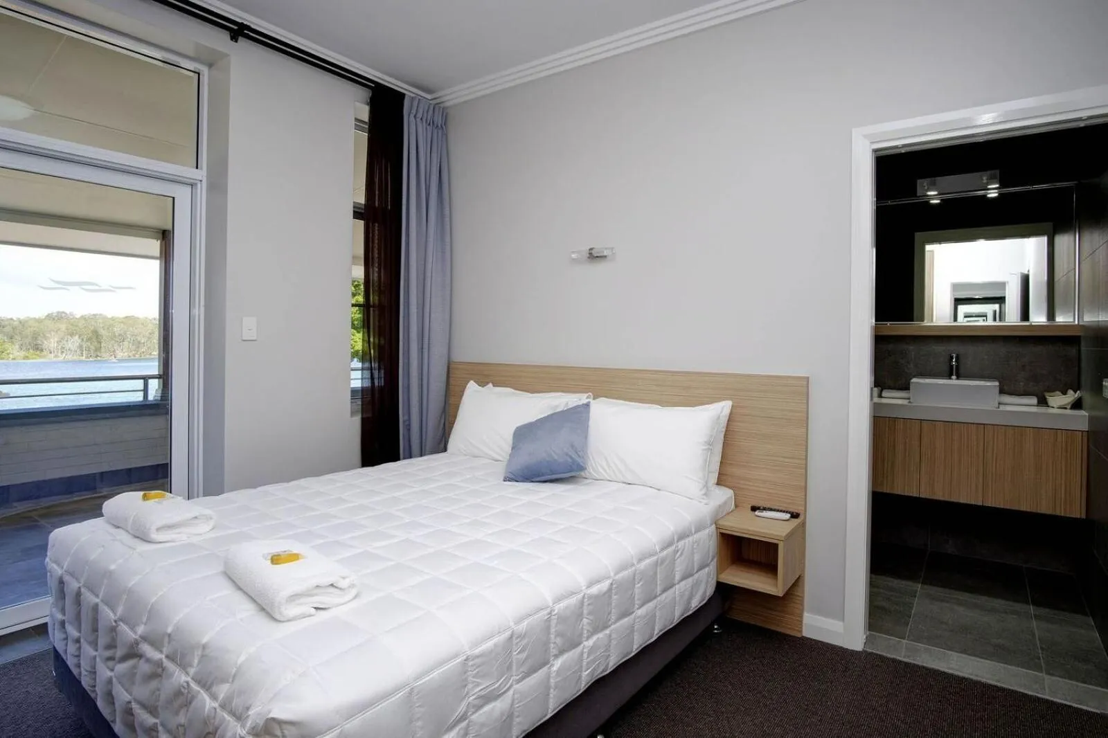Bedroom, Bed in Lakes and Ocean Hotel Forster