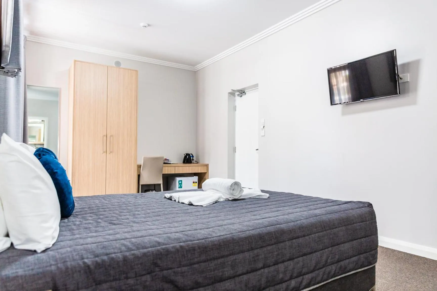 Photo of the whole room, Bed in Lakes and Ocean Hotel Forster