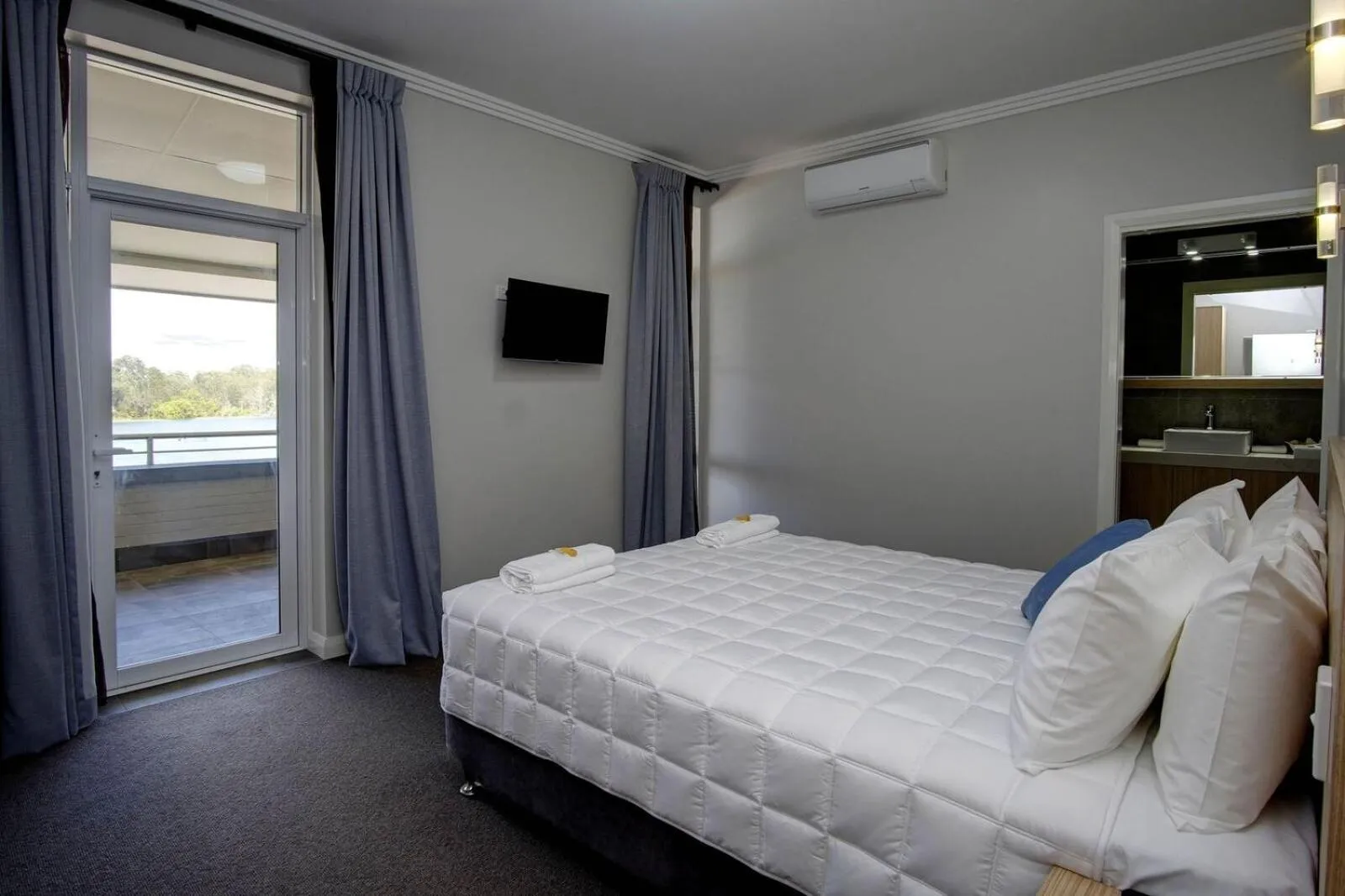 Bedroom, Bed in Lakes and Ocean Hotel Forster