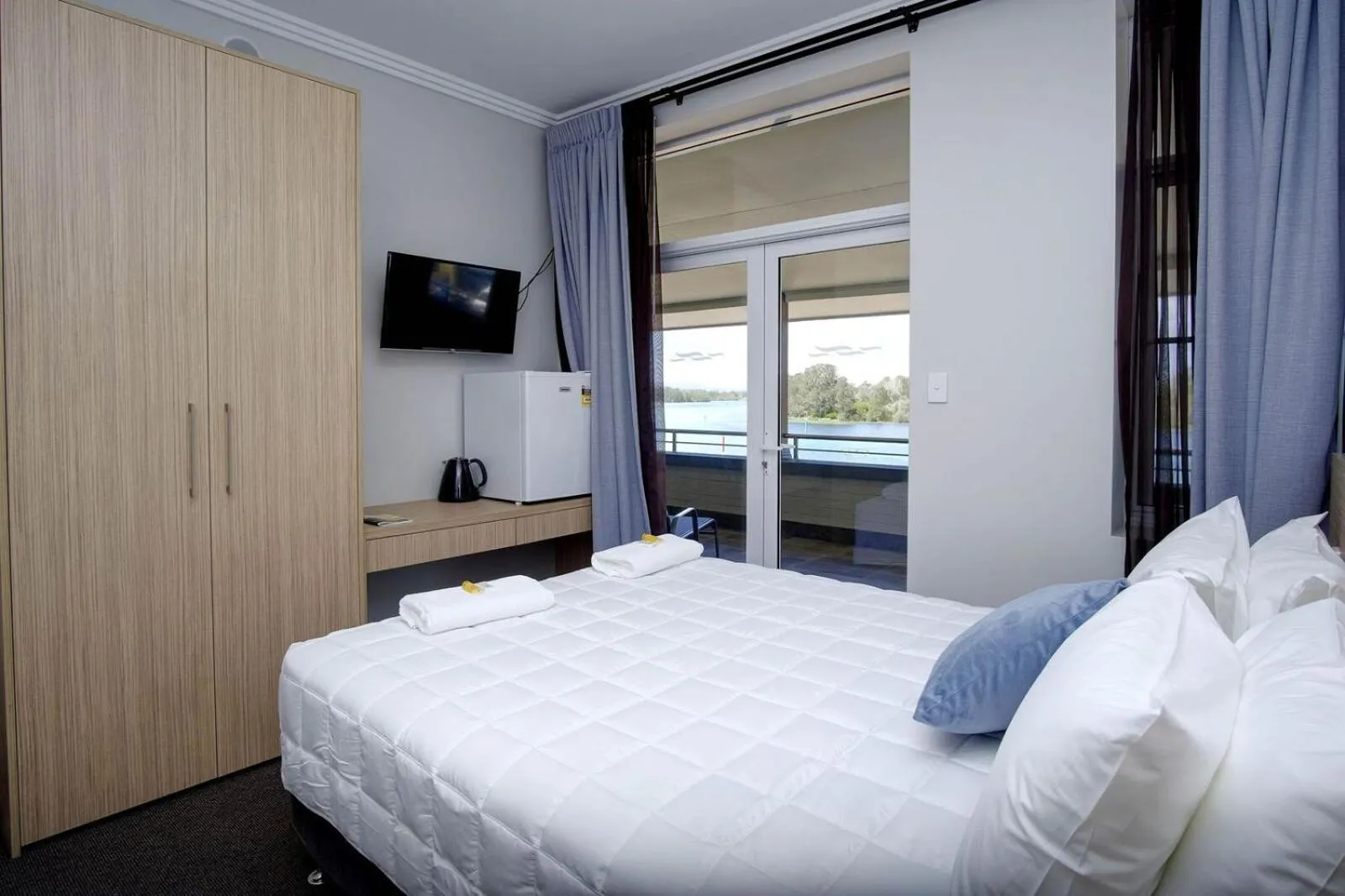 Bedroom, Bed in Lakes and Ocean Hotel Forster