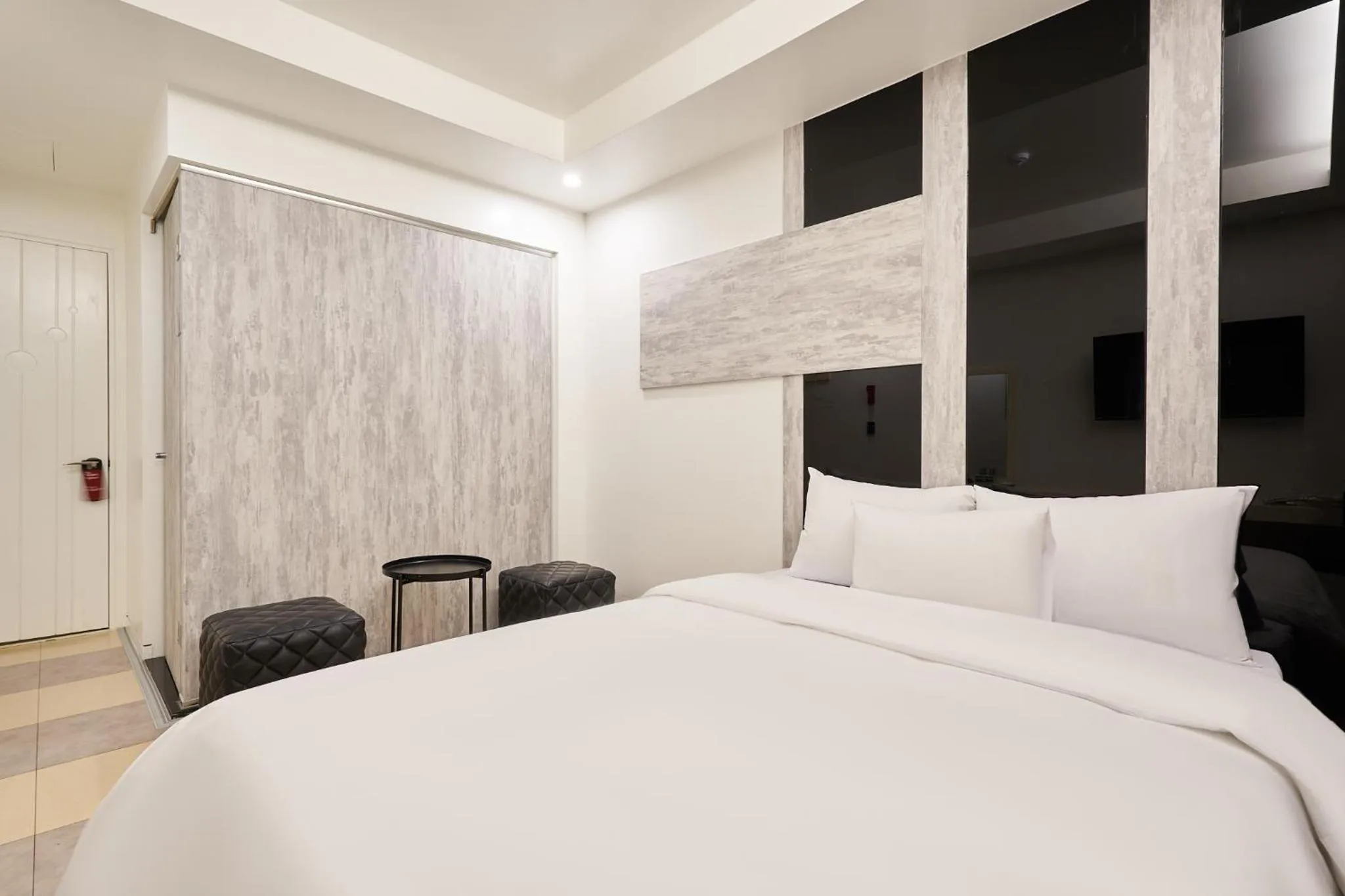 Photo of the whole room, Bed in Show Hotel