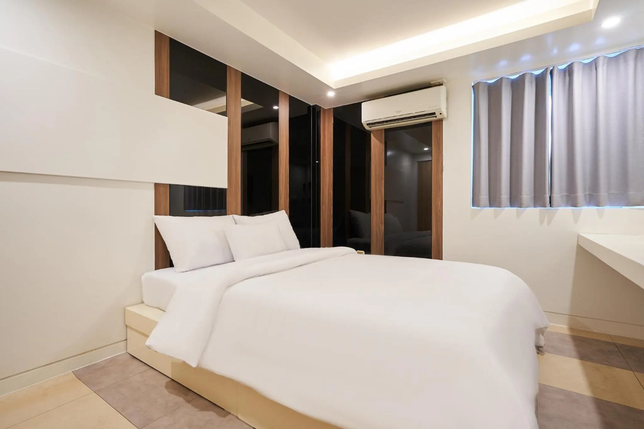 Photo of the whole room, Bed in Show Hotel