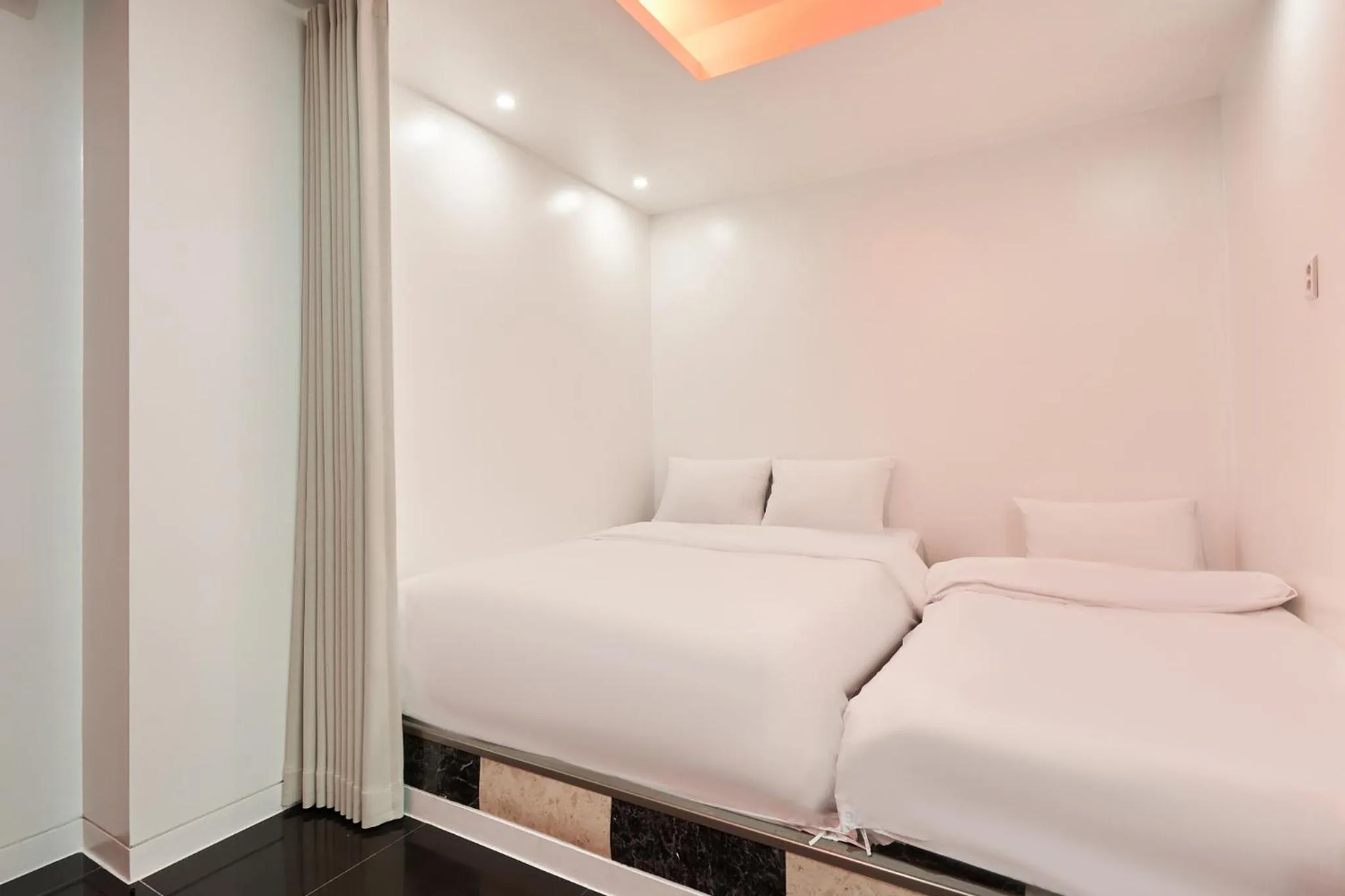 Photo of the whole room, Bed in Show Hotel